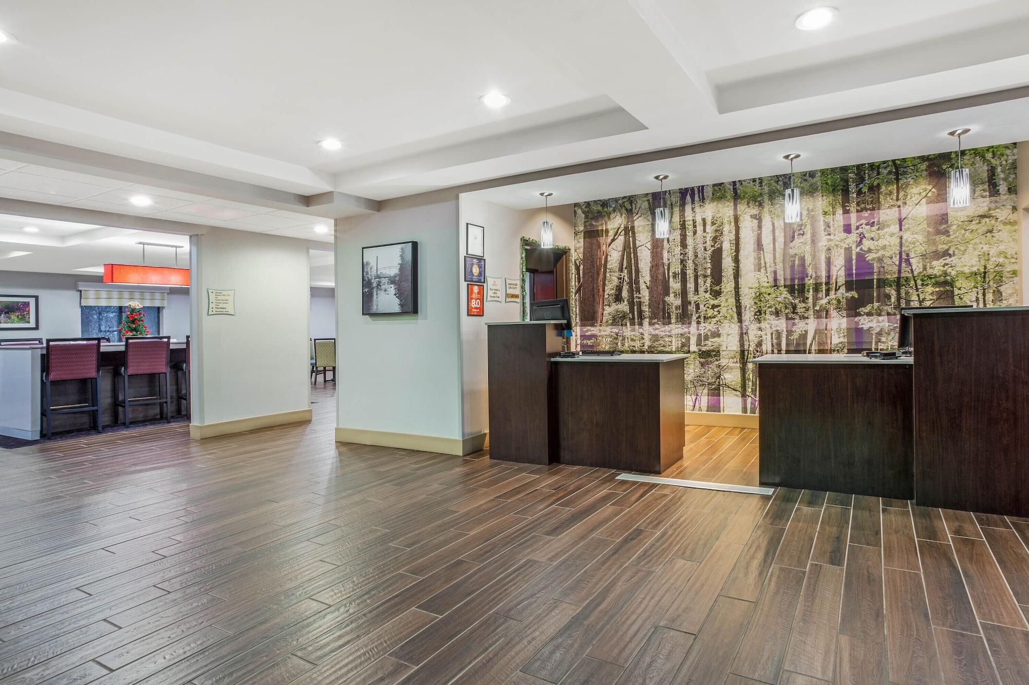 Vista Lobby La Quinta Inn & Suites by Wyndham Norwich-Plainfield-Casino