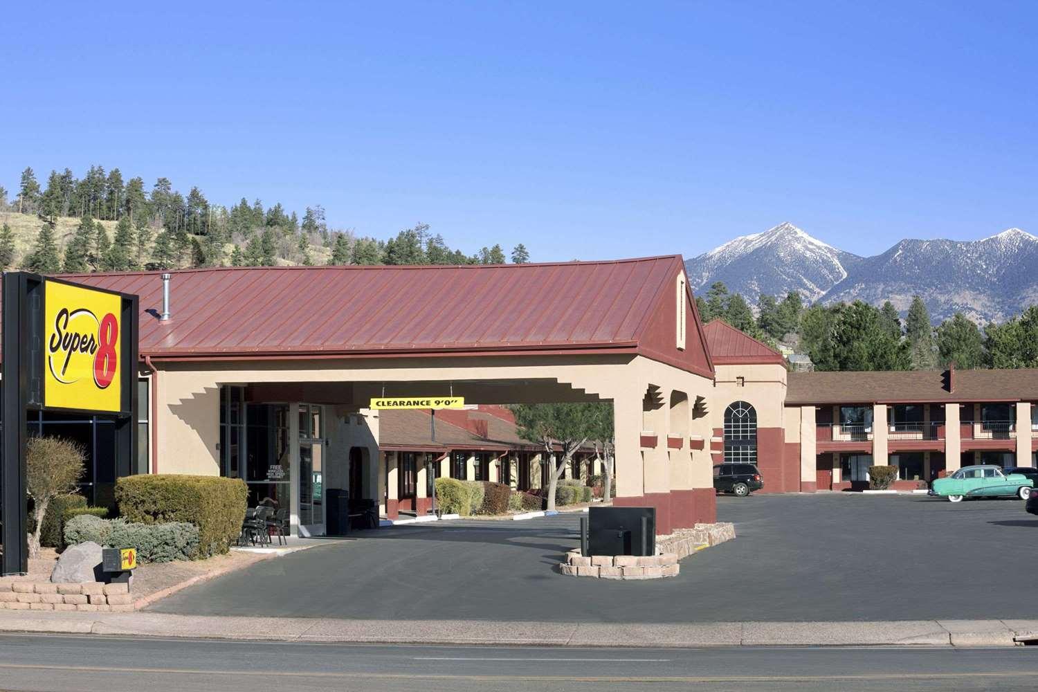 Vista Exterior Super 8 Conference Center NAU/Downtown