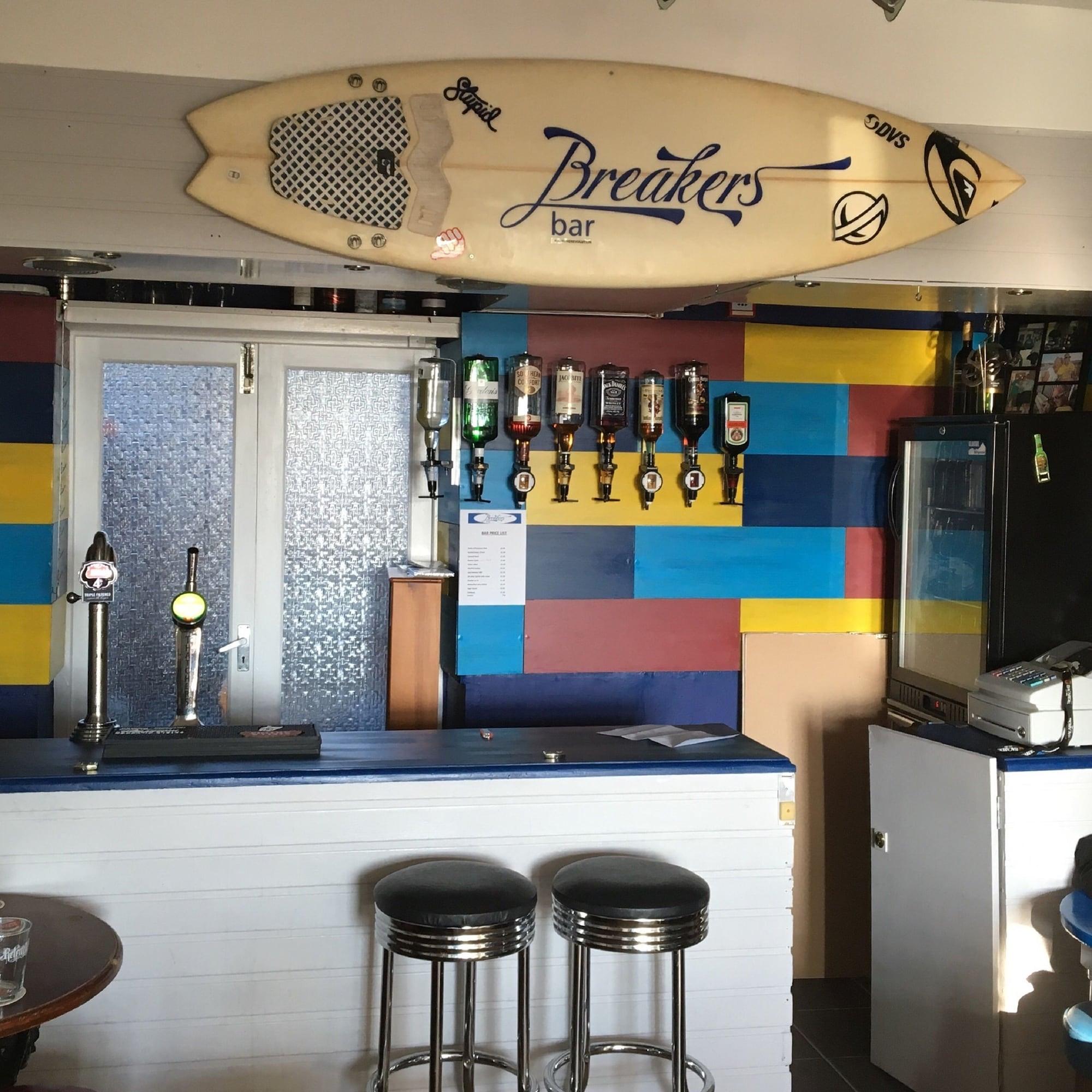 Bar/Salón Breakers