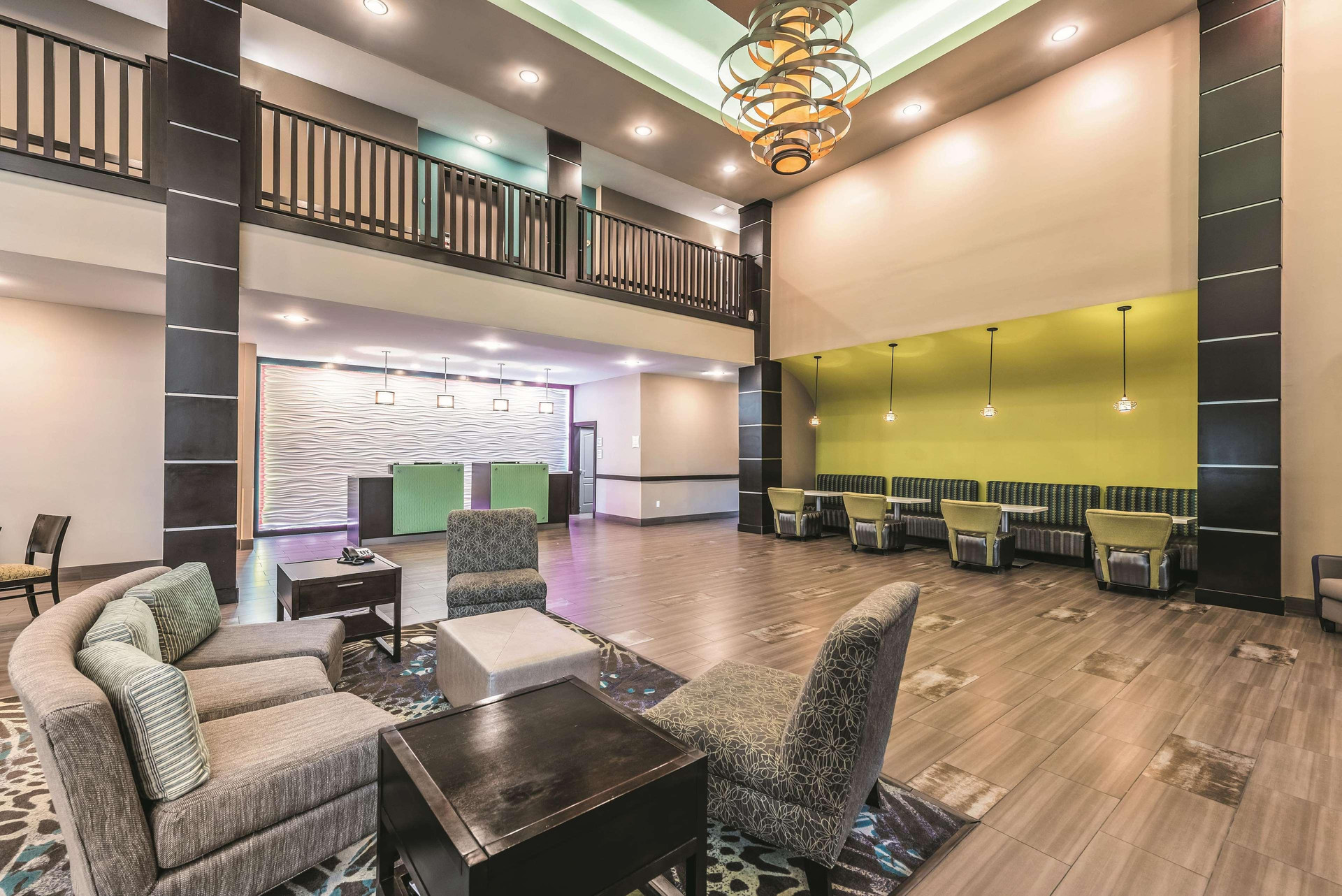 Vista Lobby La Quinta Inn & Suites by Wyndham Tyler - University Area