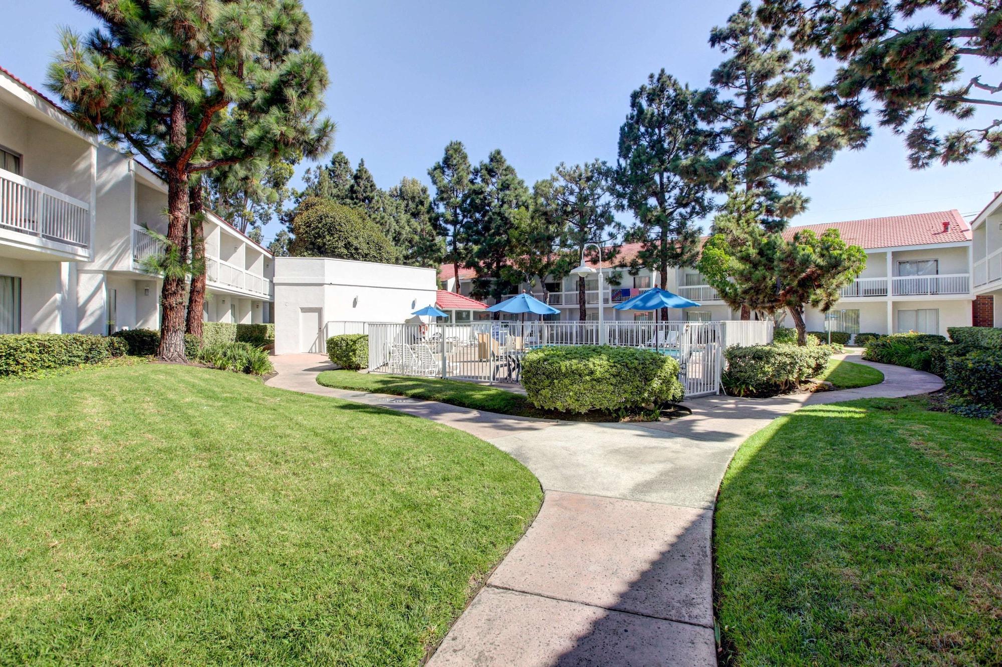 Varios Motel 6 Irvine - Orange County Airport