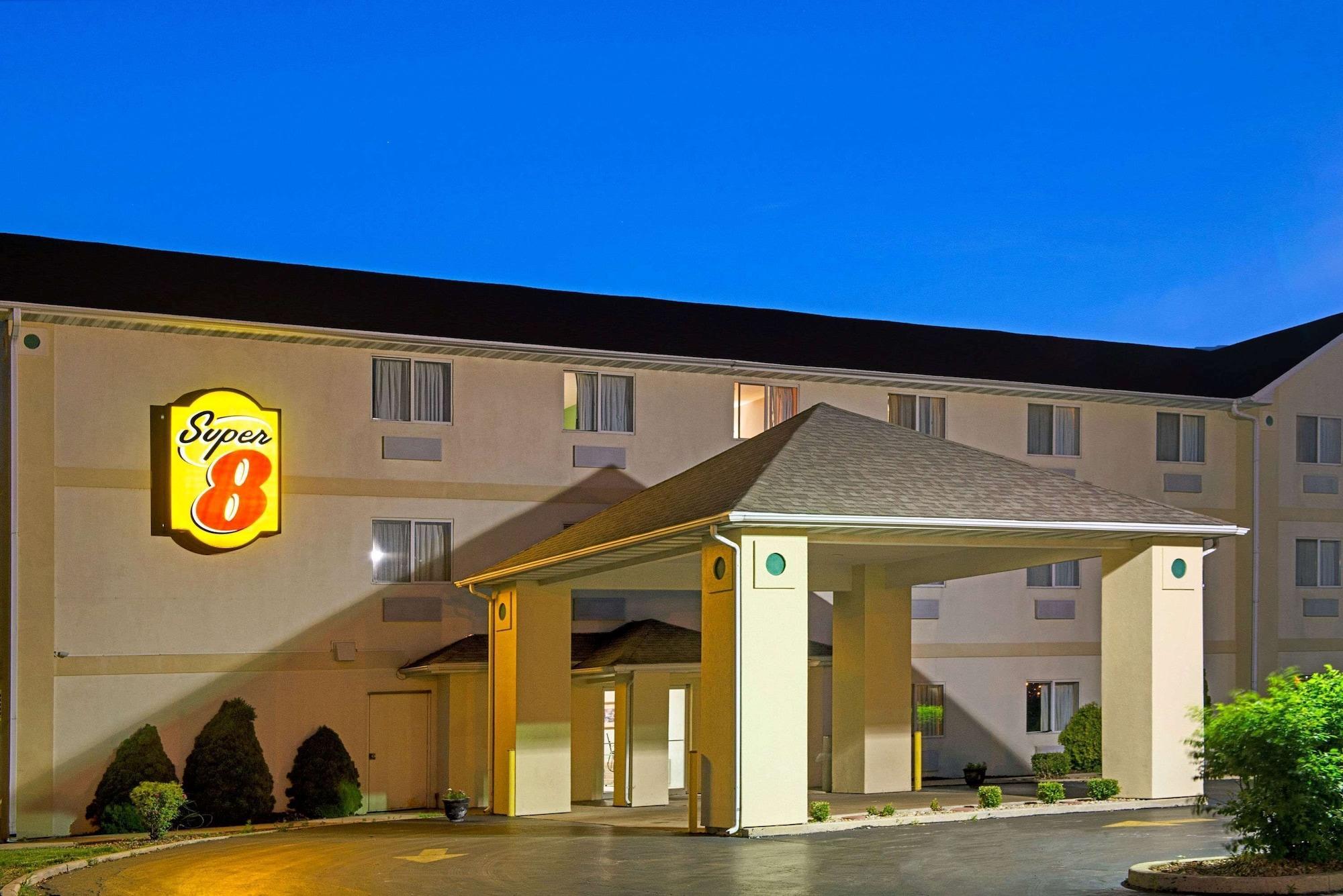 Vista Exterior Super 8 by Wyndham Pontoon Beach IL/St. Louis MO Area