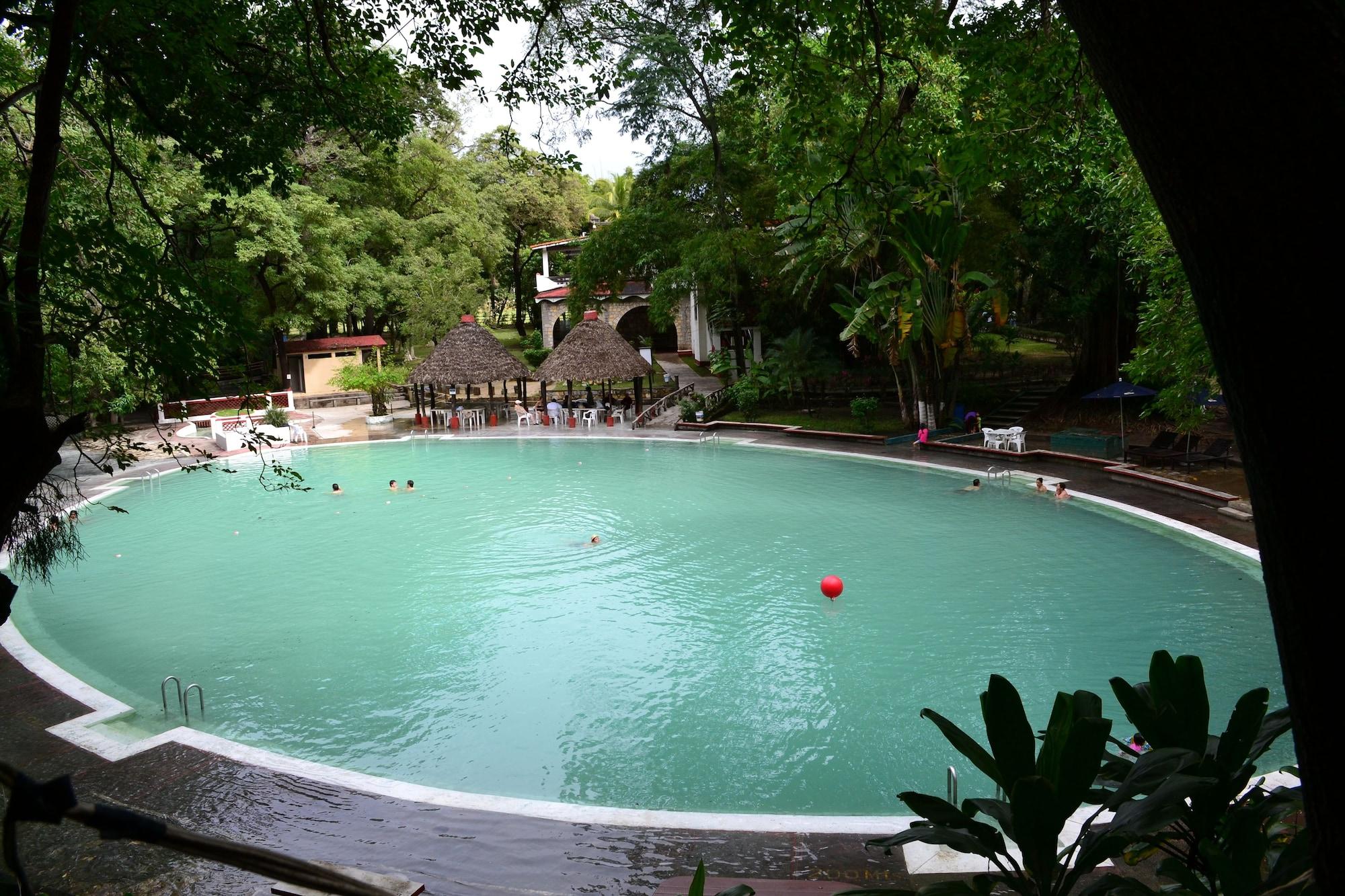 Vista Piscina Hotel Spa Taninul