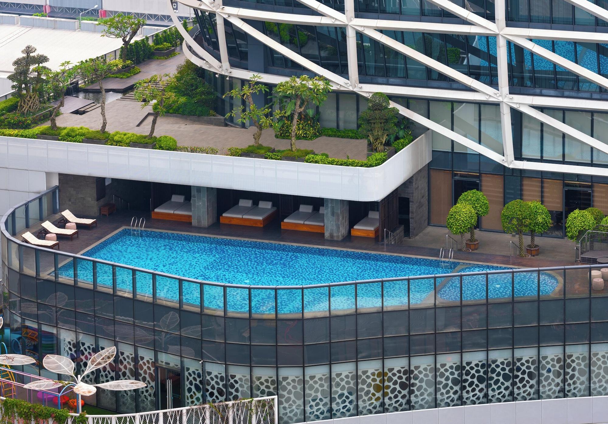 Vista Piscina JHL Solitaire Gading Serpong