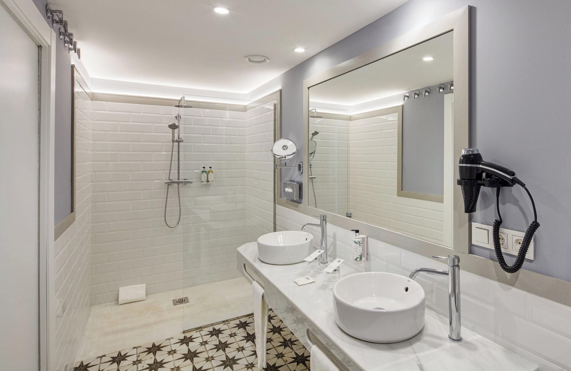 Equipamiento de Habitación Sercotel Granada Suites