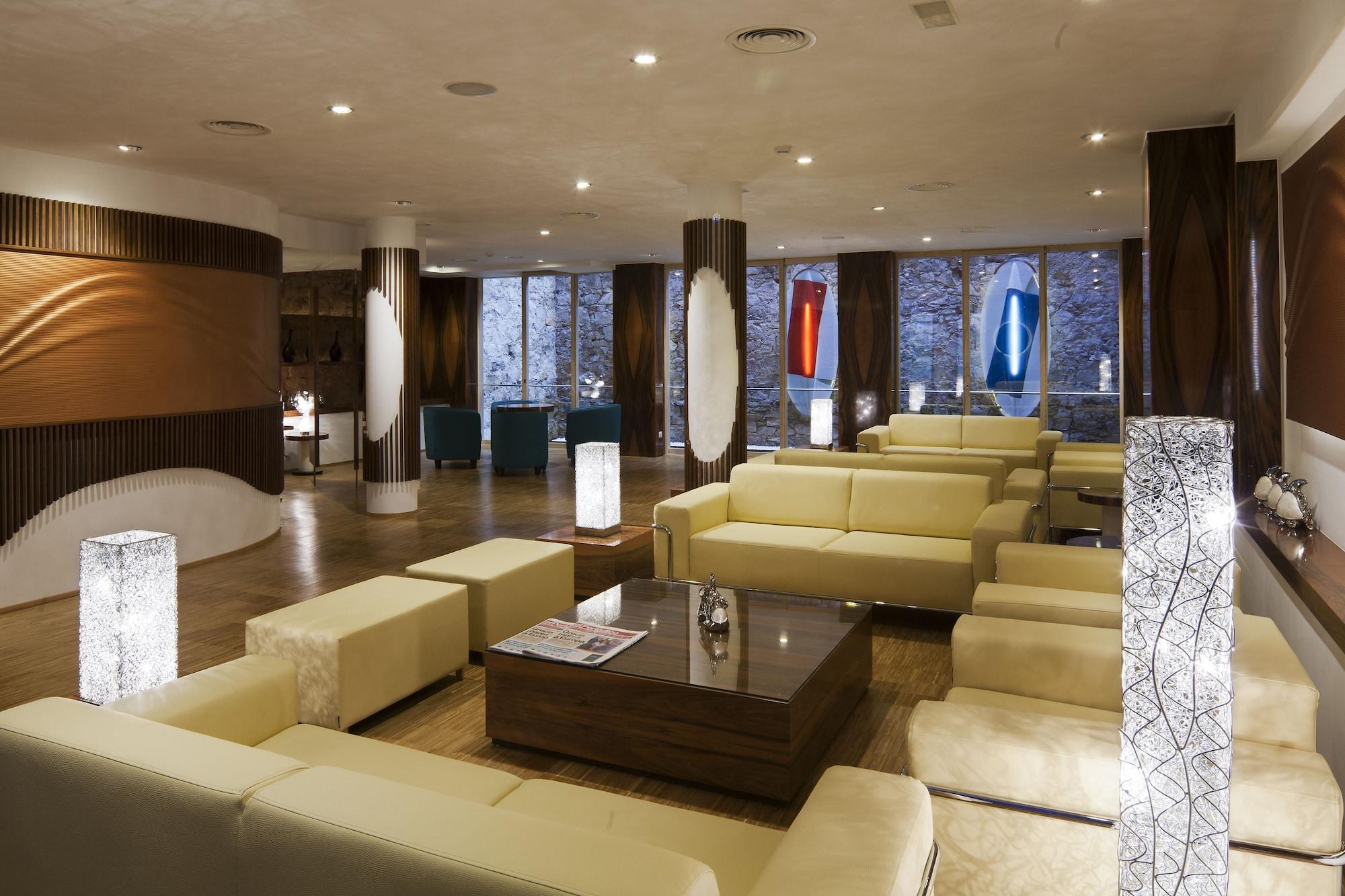 Vista Lobby Ako Suite