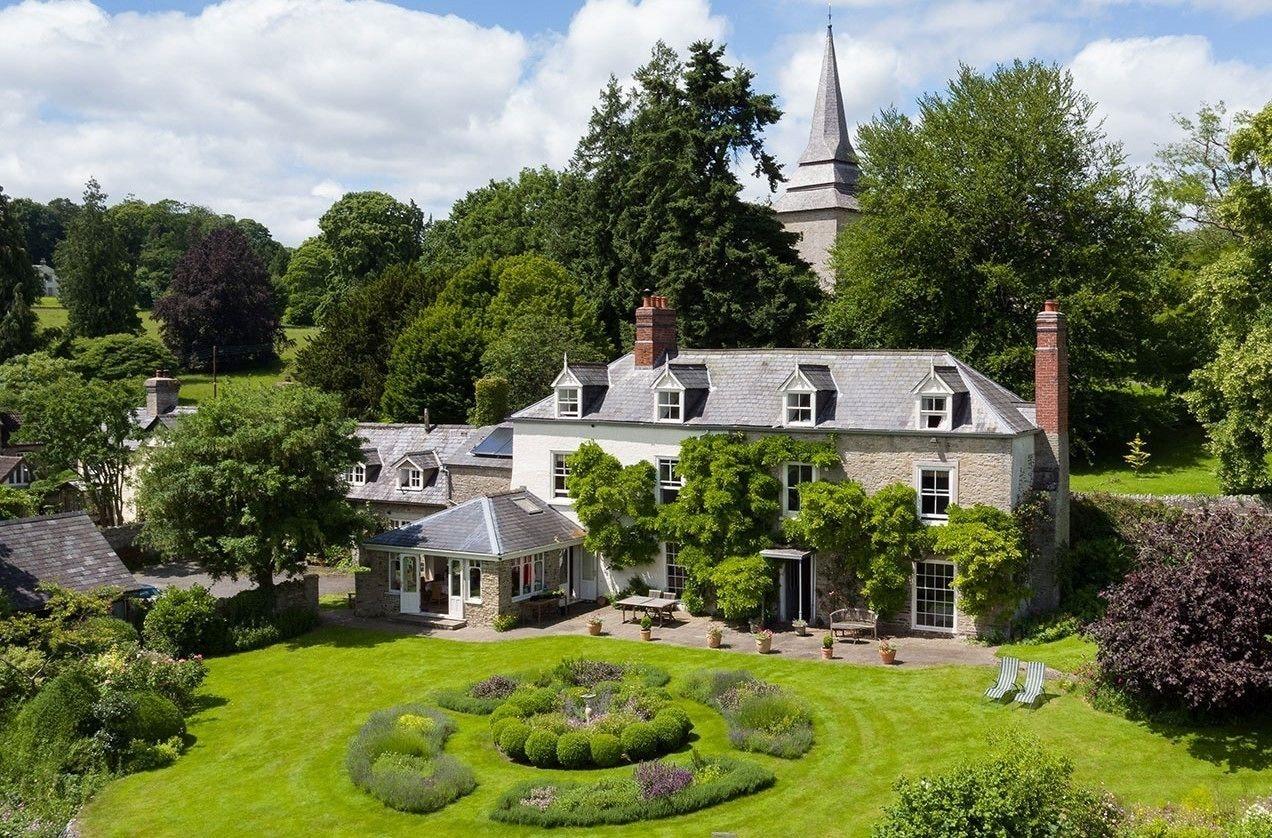 Varios Church House Kington