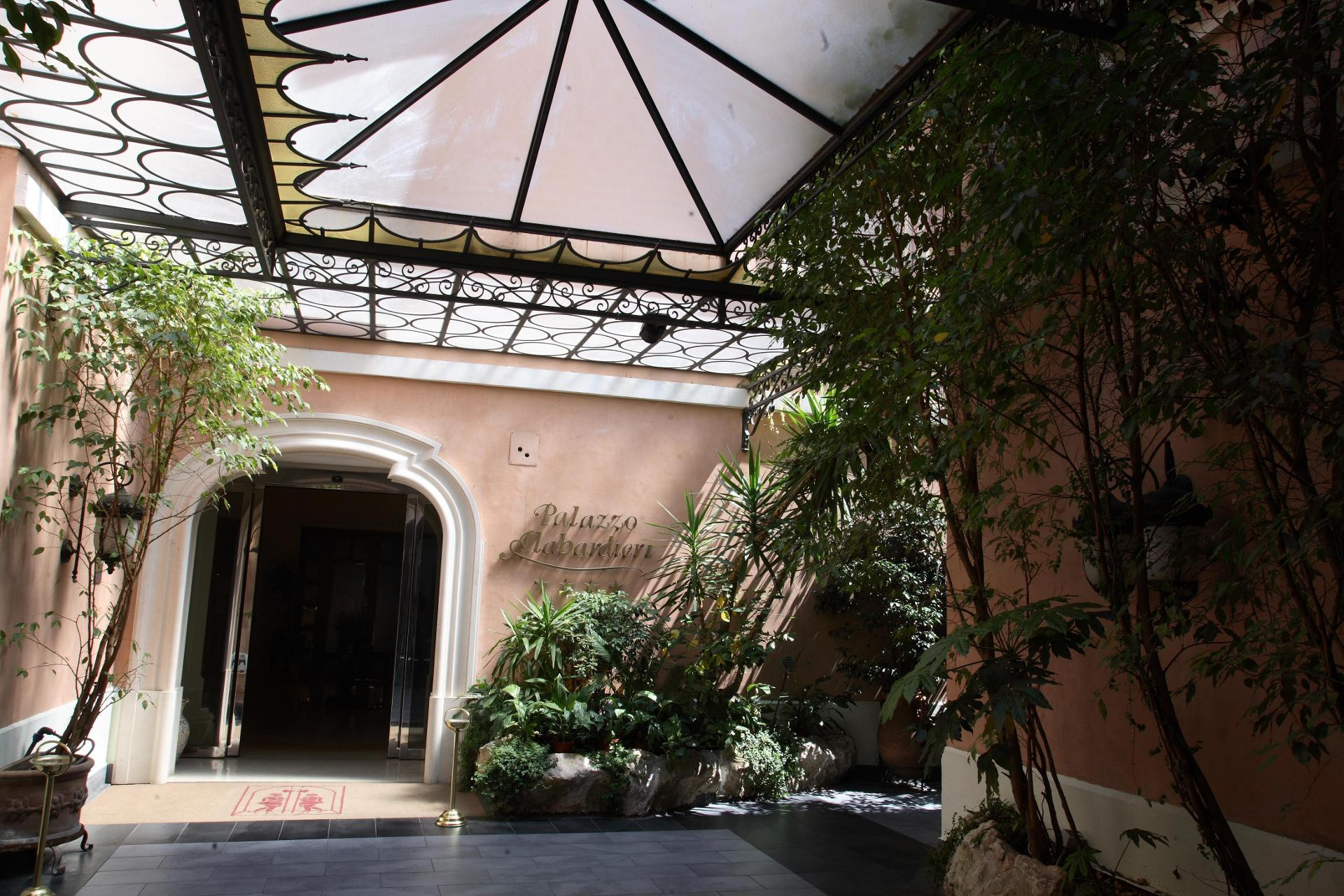 Vista Exterior Palazzo Alabardieri