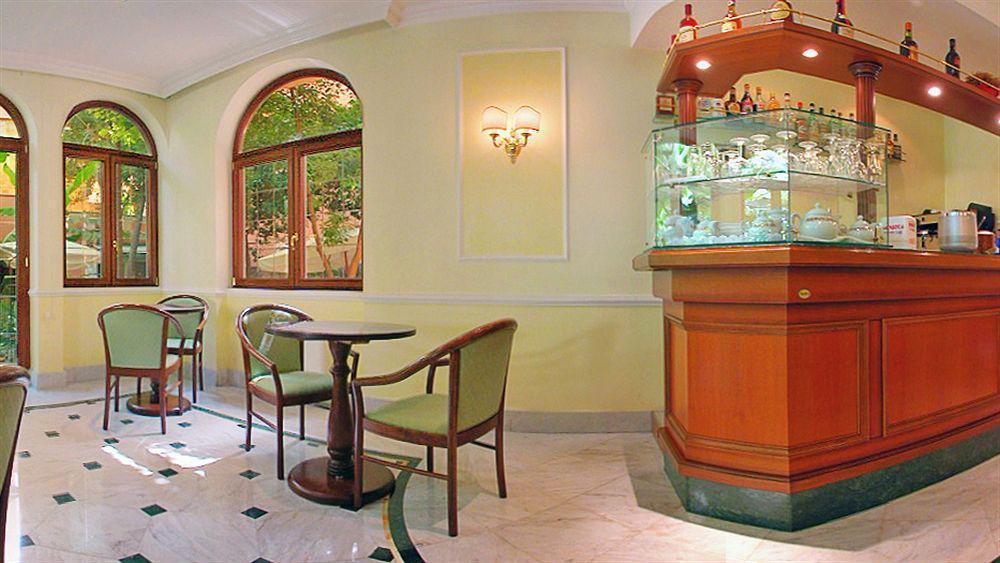 Bar/Salón Astoria Garden Hotel