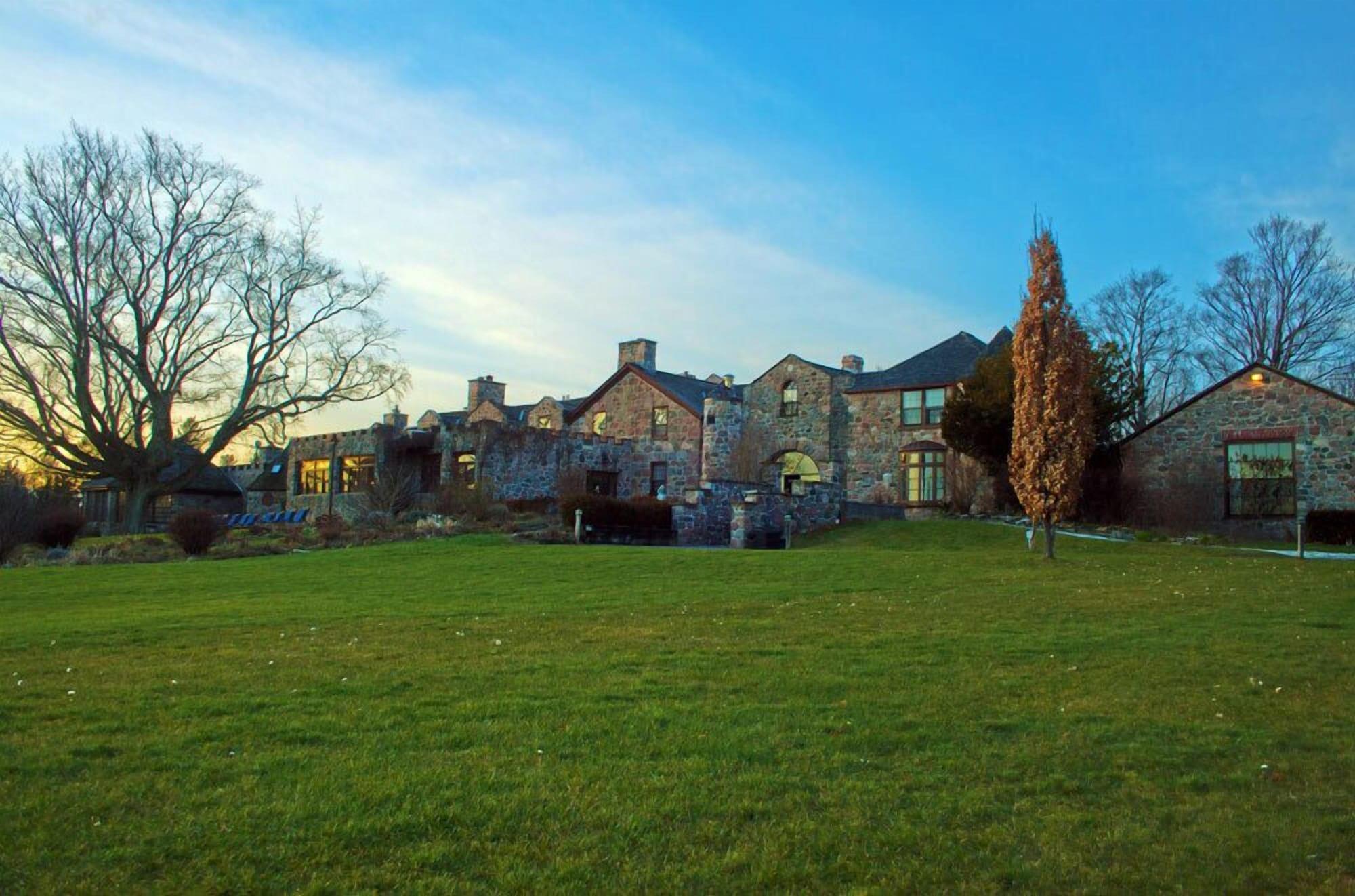 Vista Exterior Ste. Anne's Spa