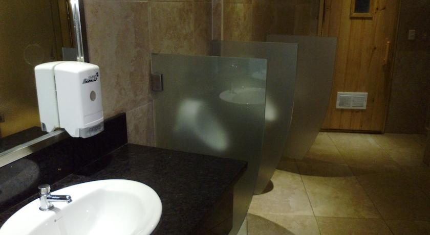 Baño Suite Riverfront 1410