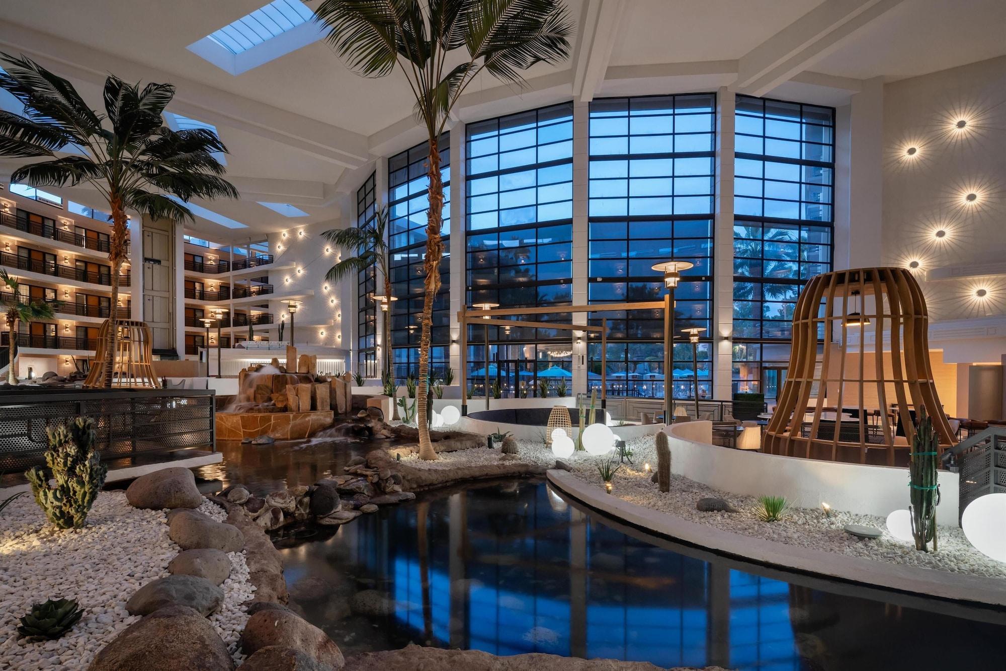 Vista Lobby Embassy Suites by Hilton Phoenix Biltmore
