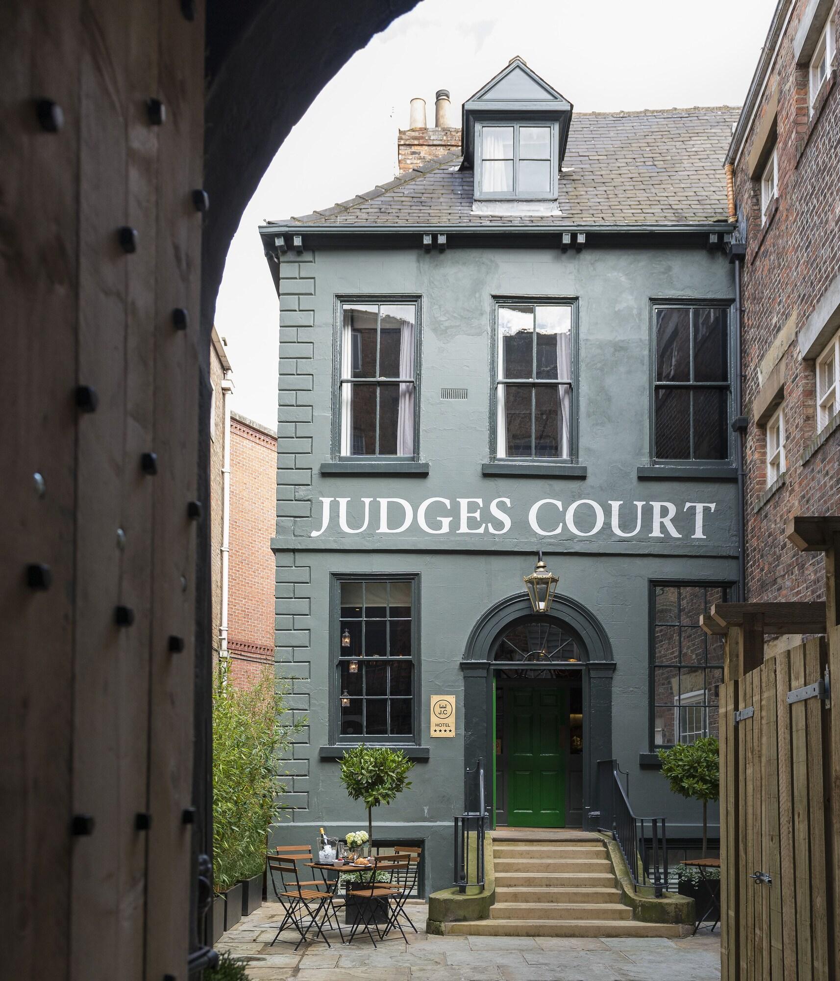 Vista Exterior Judges Court