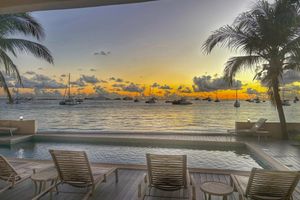 Paquete - DEEP BLUE SEA at LaSiesta
Ground Floor Oceanfront 1-bedroom condo in Simpson Bay