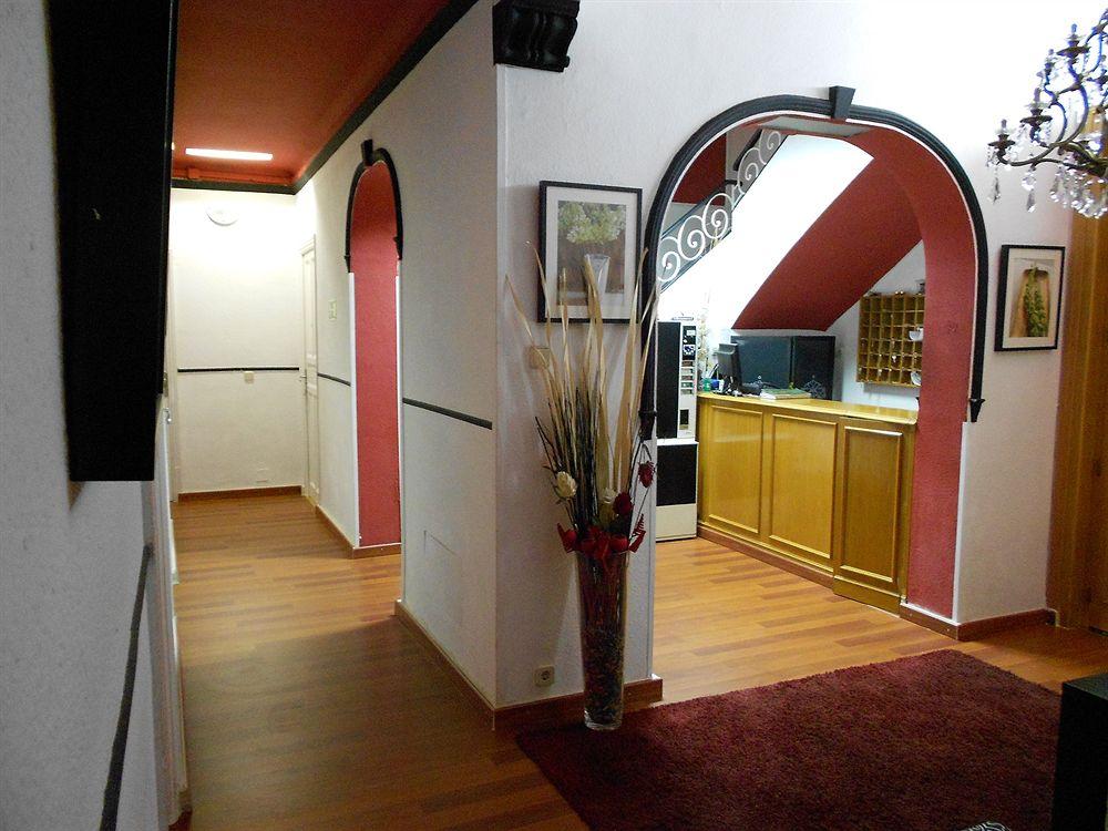 Vista Exterior Hostal Valencia Madrid