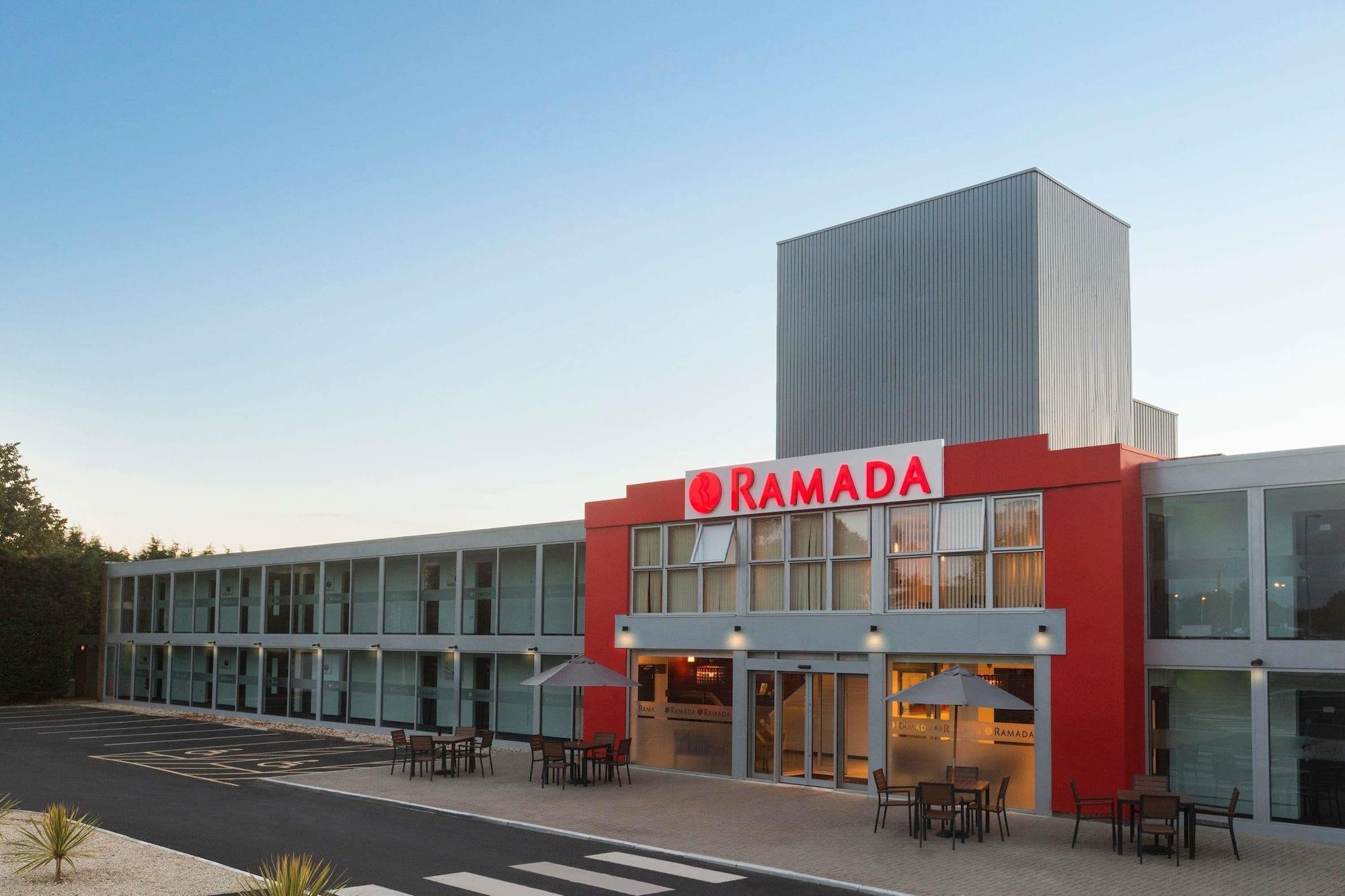 Vista Exterior Ramada by Wyndham Milton Keynes