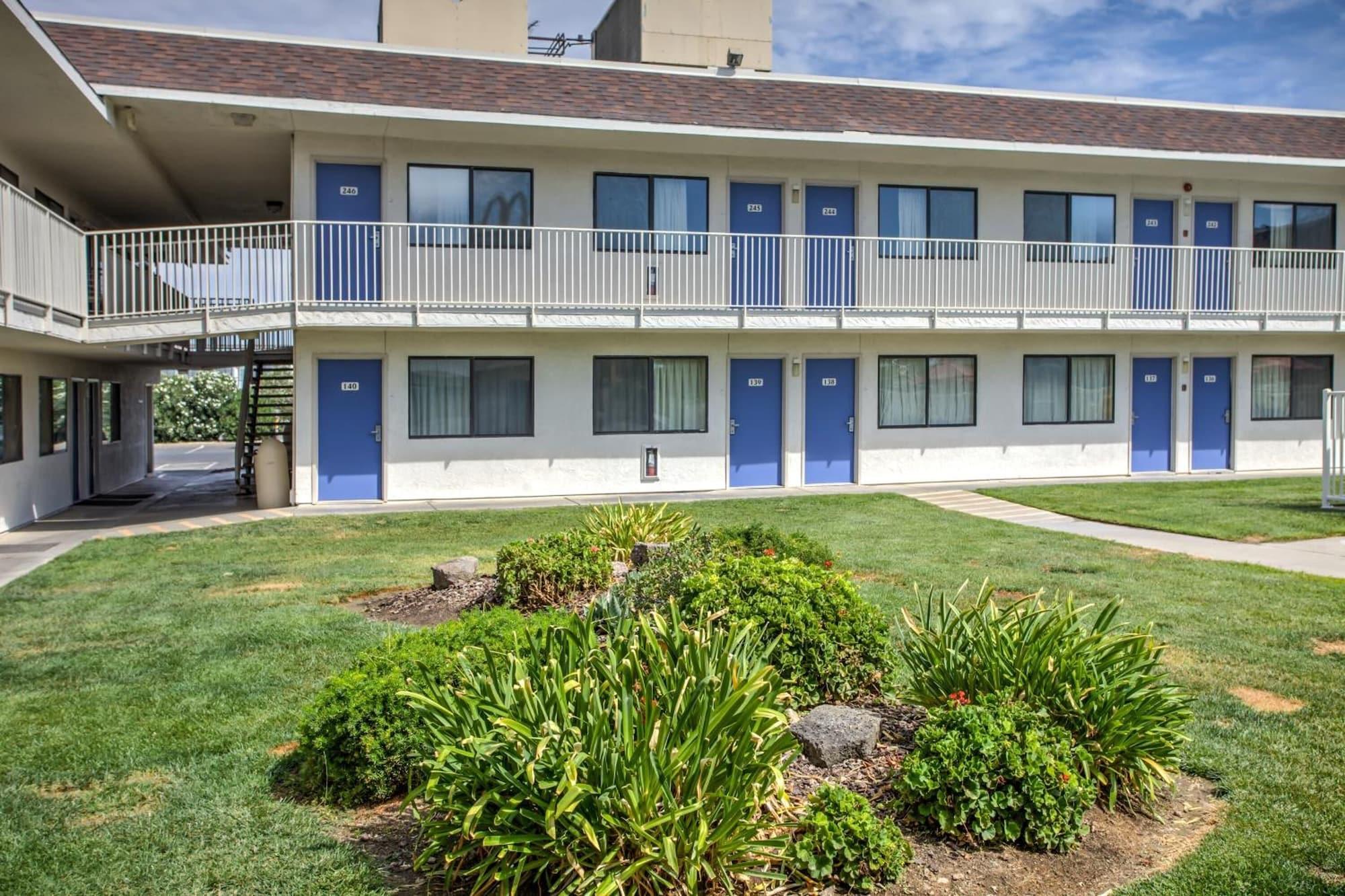 Vista Exterior Motel 6 Williams, CA