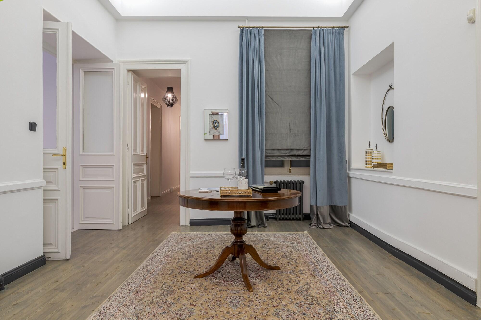 Restaurant 2 Mazi Suites