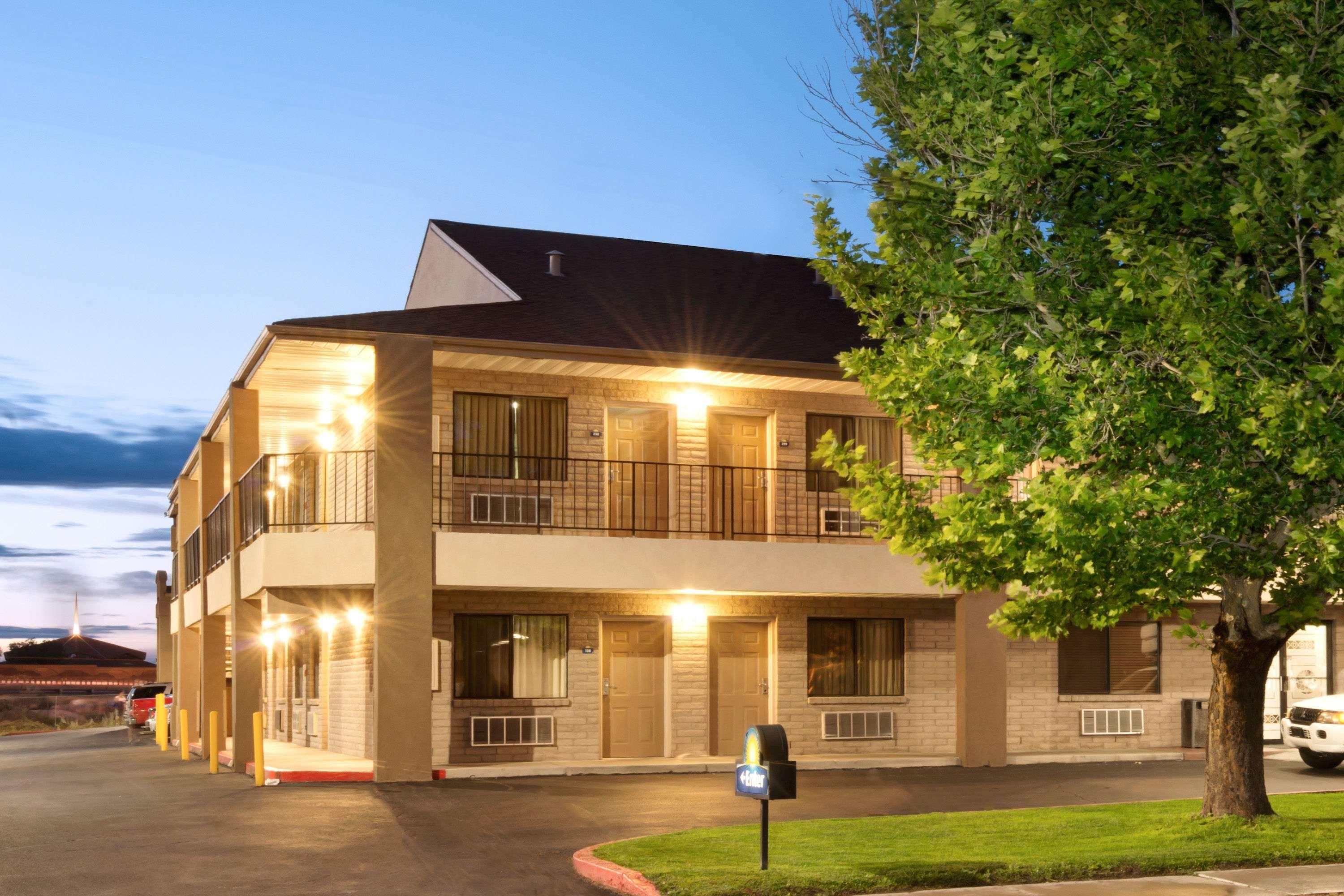 Vista Exterior Days Inn by Wyndham Albuquerque West