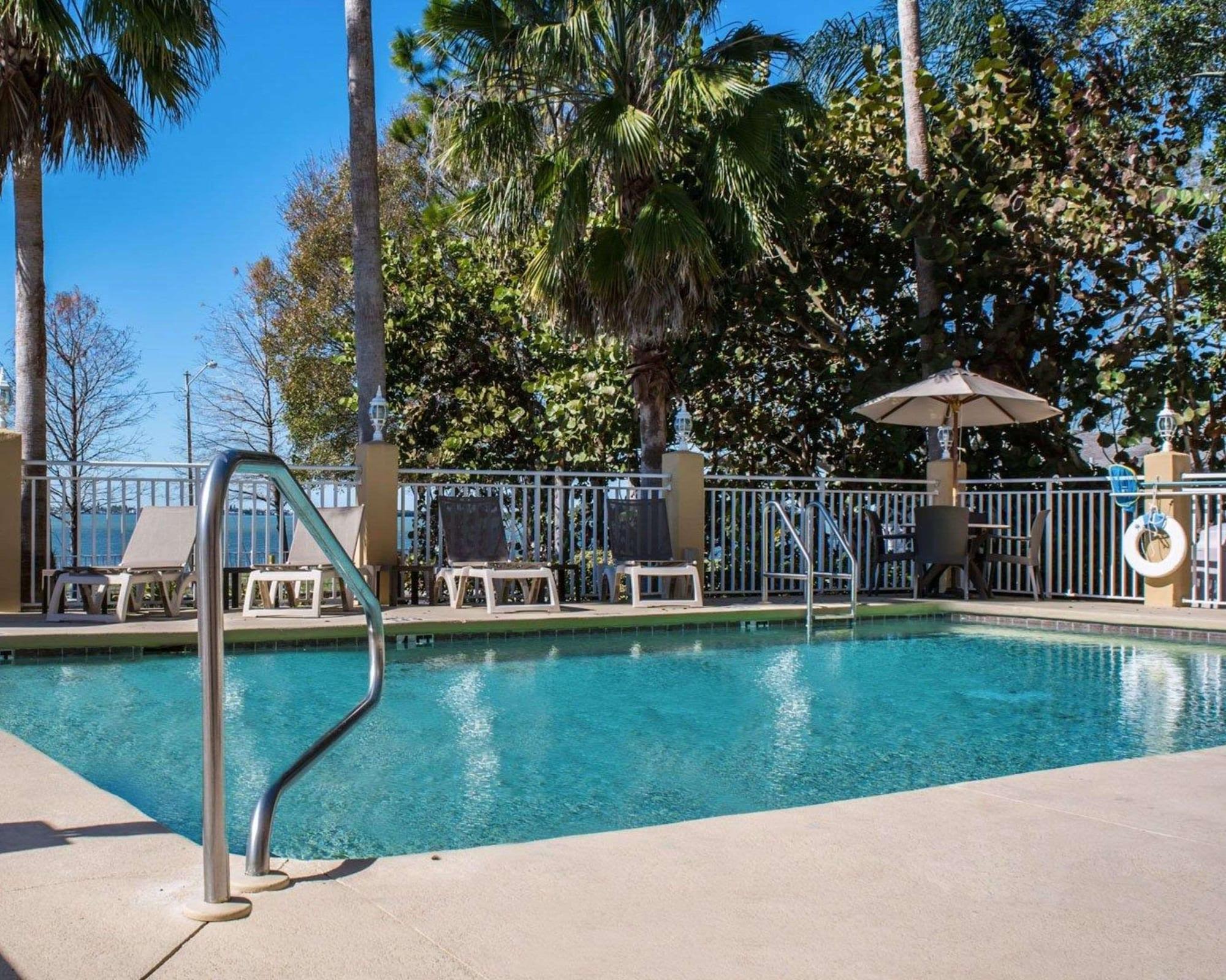 Vista Piscina Comfort Suites Clearwater - Dunedin