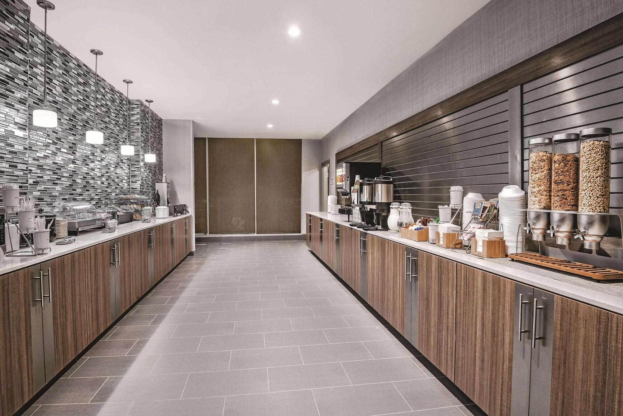Restaurant La Quinta Inn & Suites by Wyndham Dallas Grand Prairie North