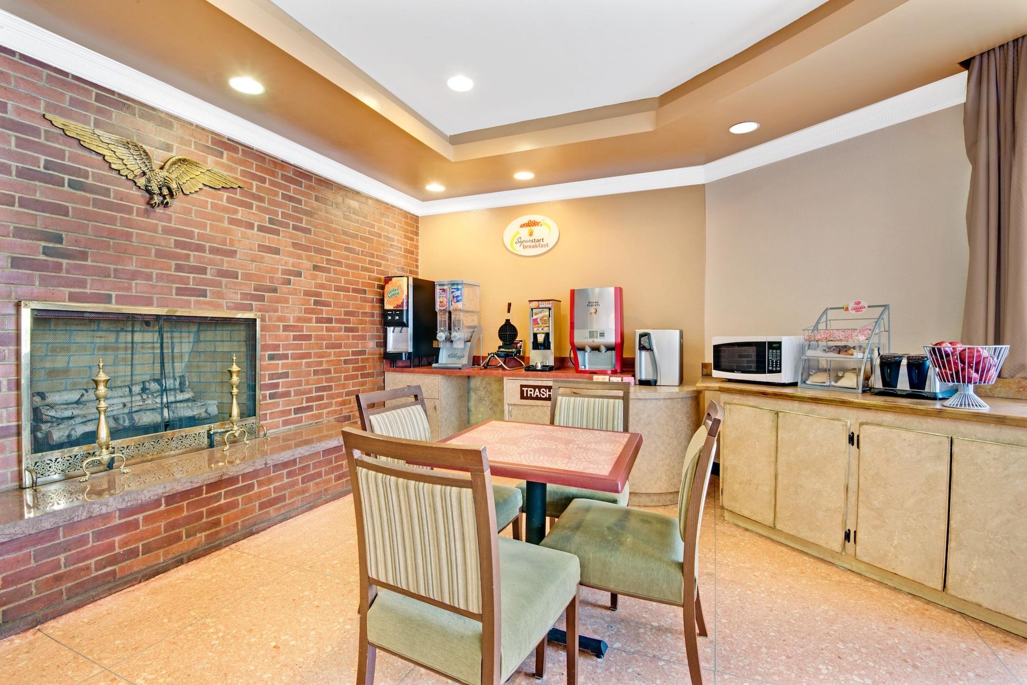 Restaurant Super 8 by Wyndham Milford/New Haven