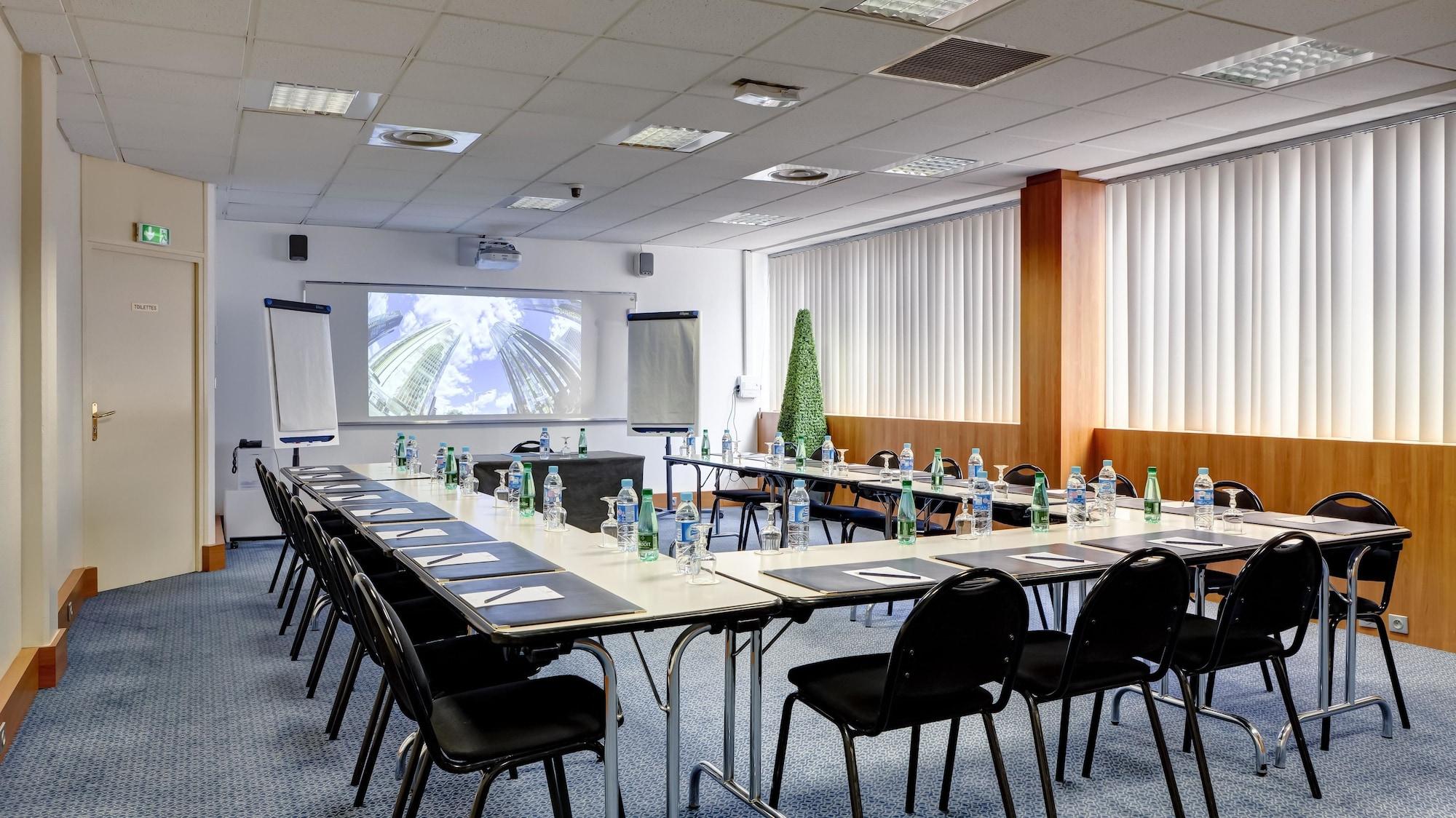 Sala de Reuniones Chromatics Hotel & Restaurant The Hill Club by happyculture