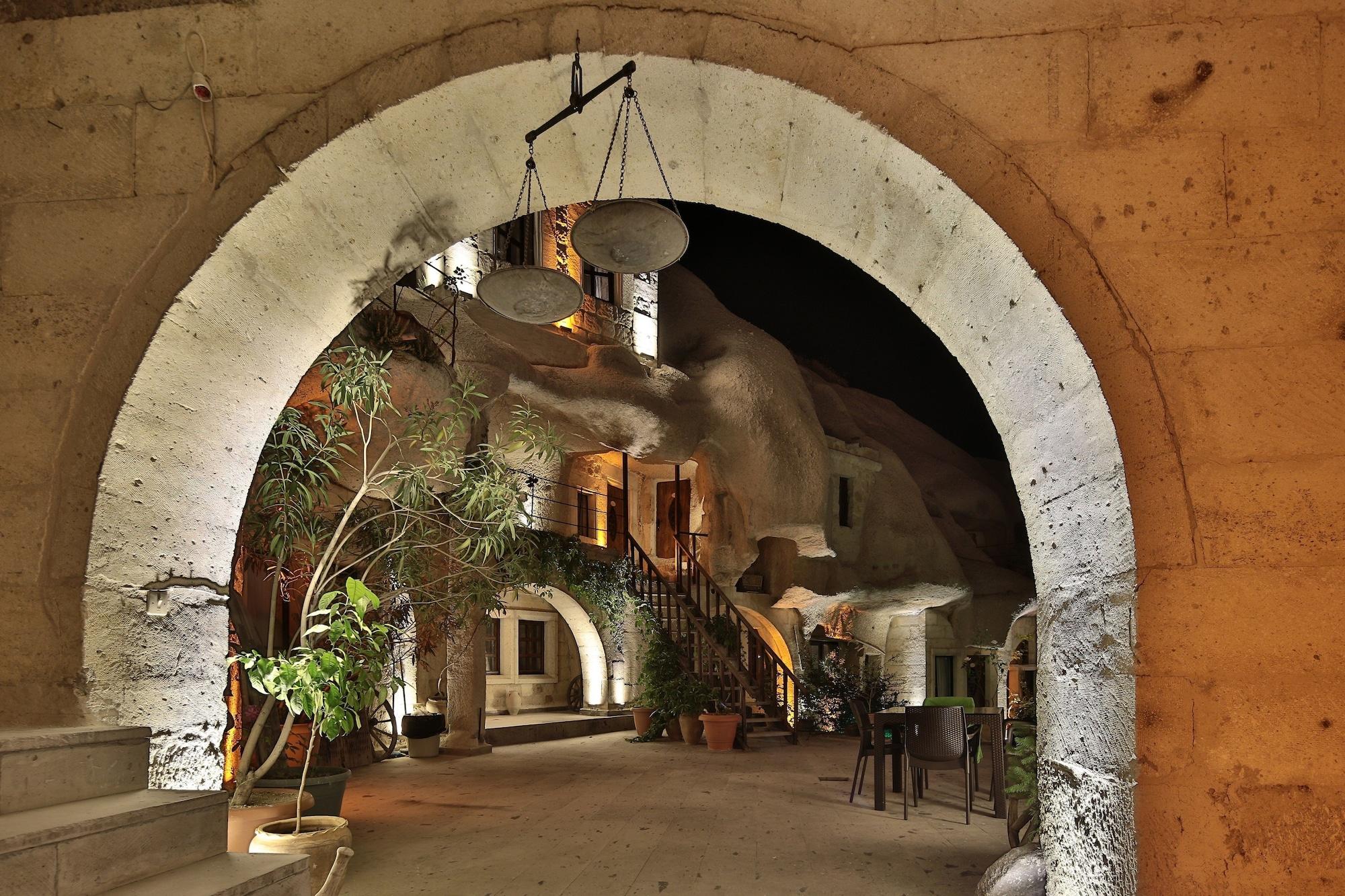 Vista Lobby Shoestring Cave House