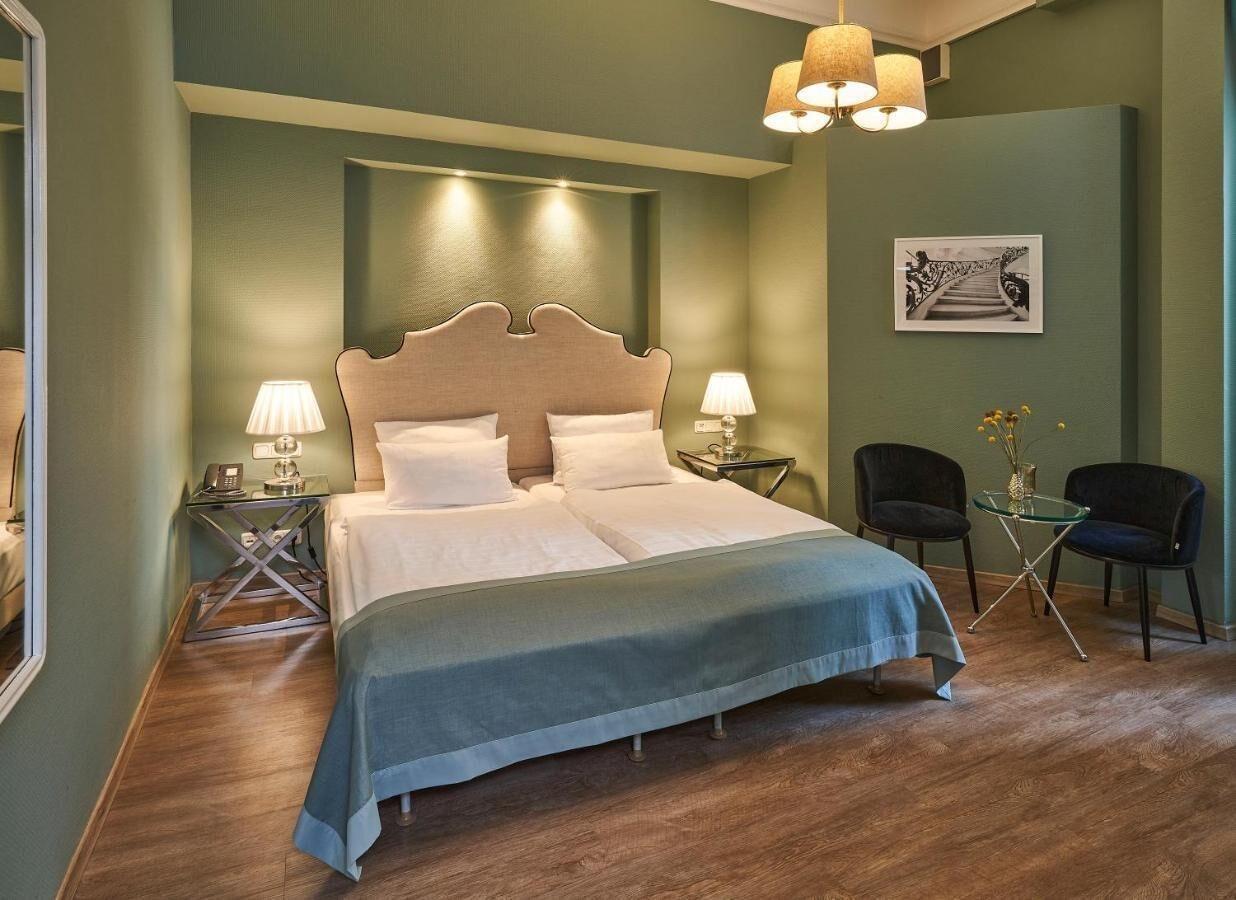 Varios Hotel Monopol