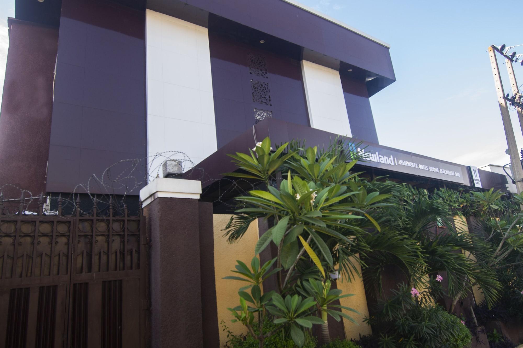 Vista Exterior Newland Luxury Apartments