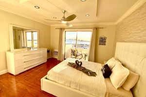 Alquiler Vacacional - Beautiful remodeled waterfront apartment with pool & free parking. 5min to beach