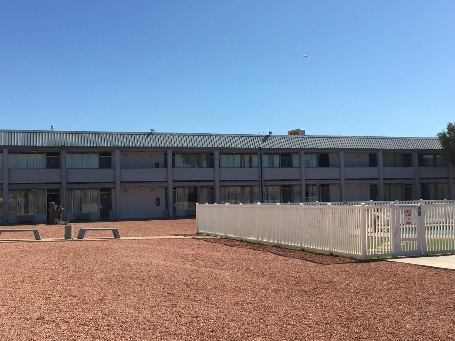 Vista Exterior E-Z 8 Motel Phoenix Airporter