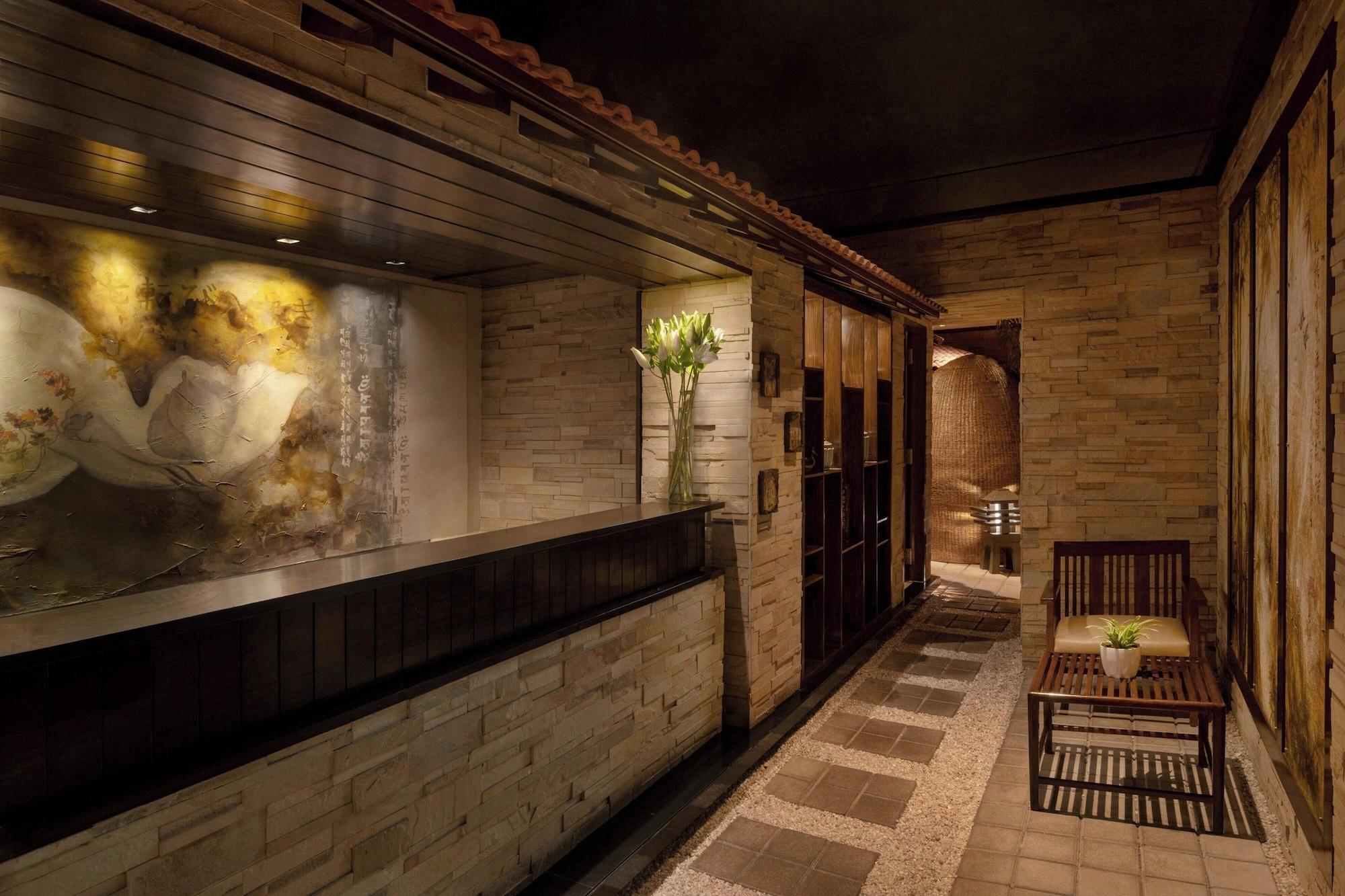 Vista Lobby Courtyard by Marriott Mumbai International Airport