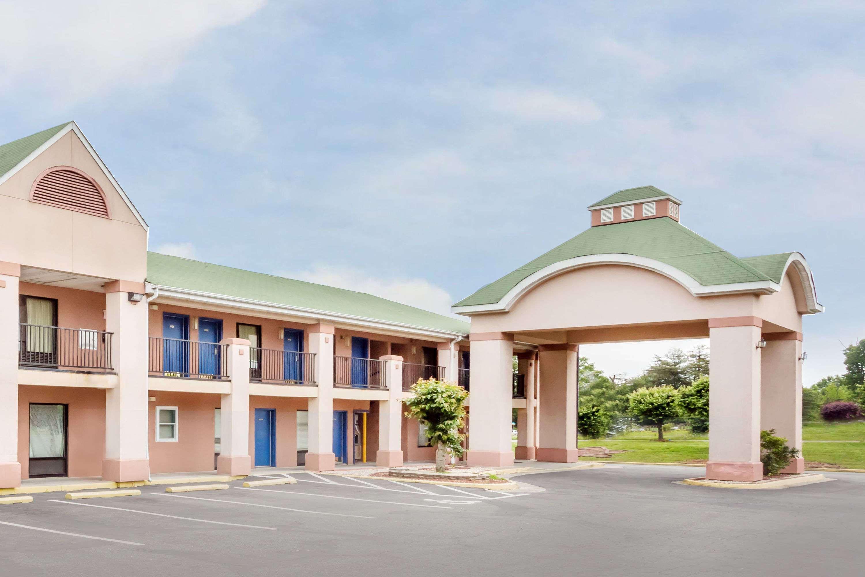 Vista Exterior Knights Inn Ruther Glen