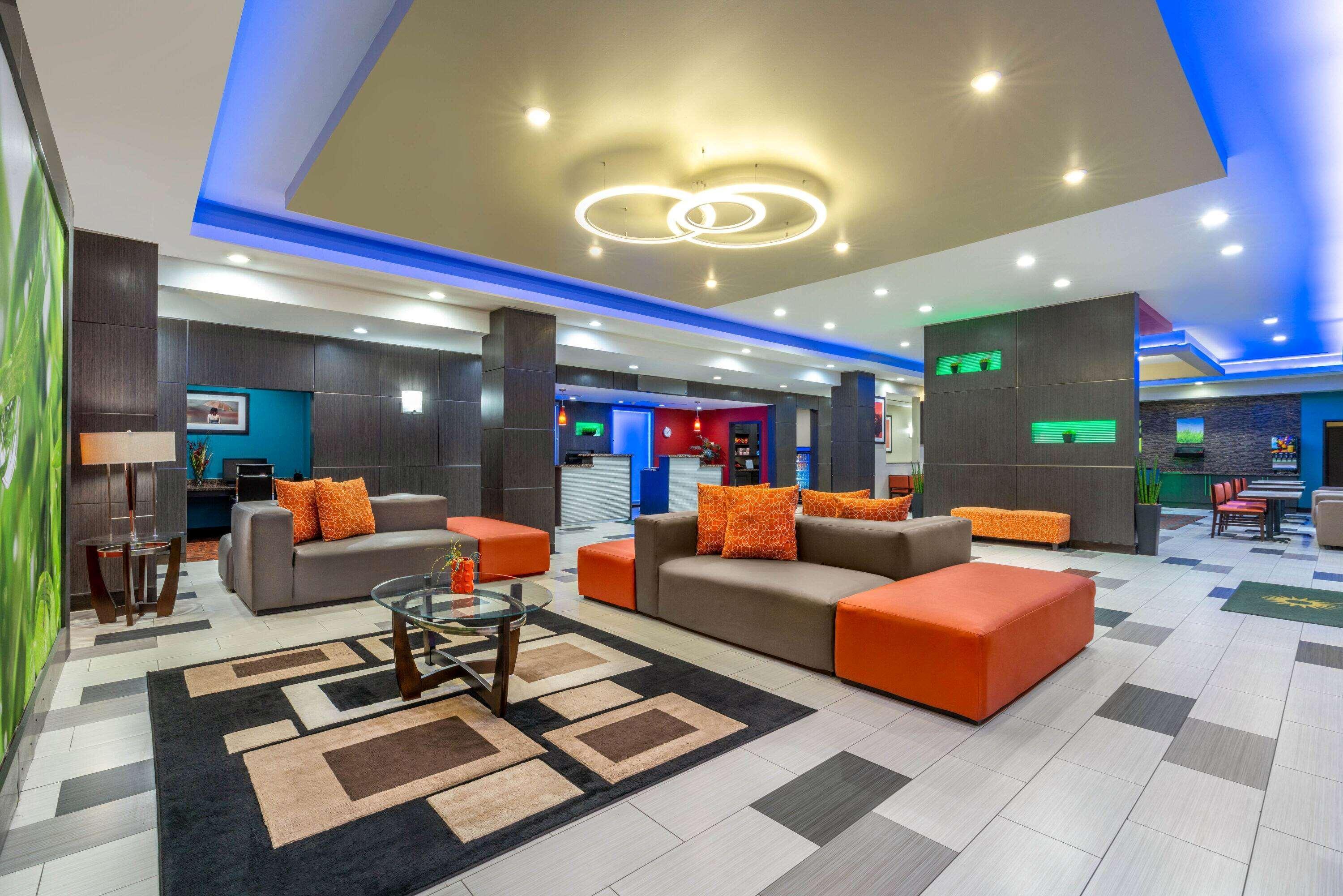 Vista Lobby La Quinta Inn & Suites by Wyndham Muskogee