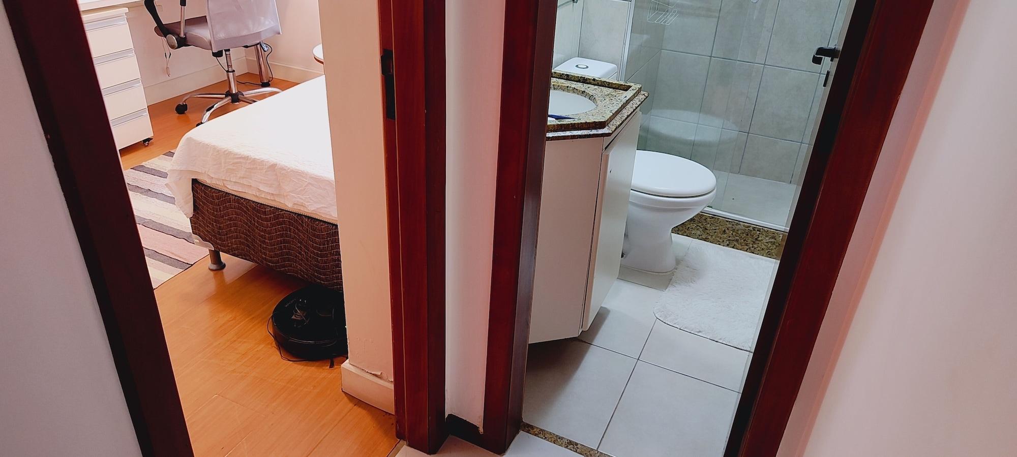 Varios Hostel for One: quarto e banheiro privativos
