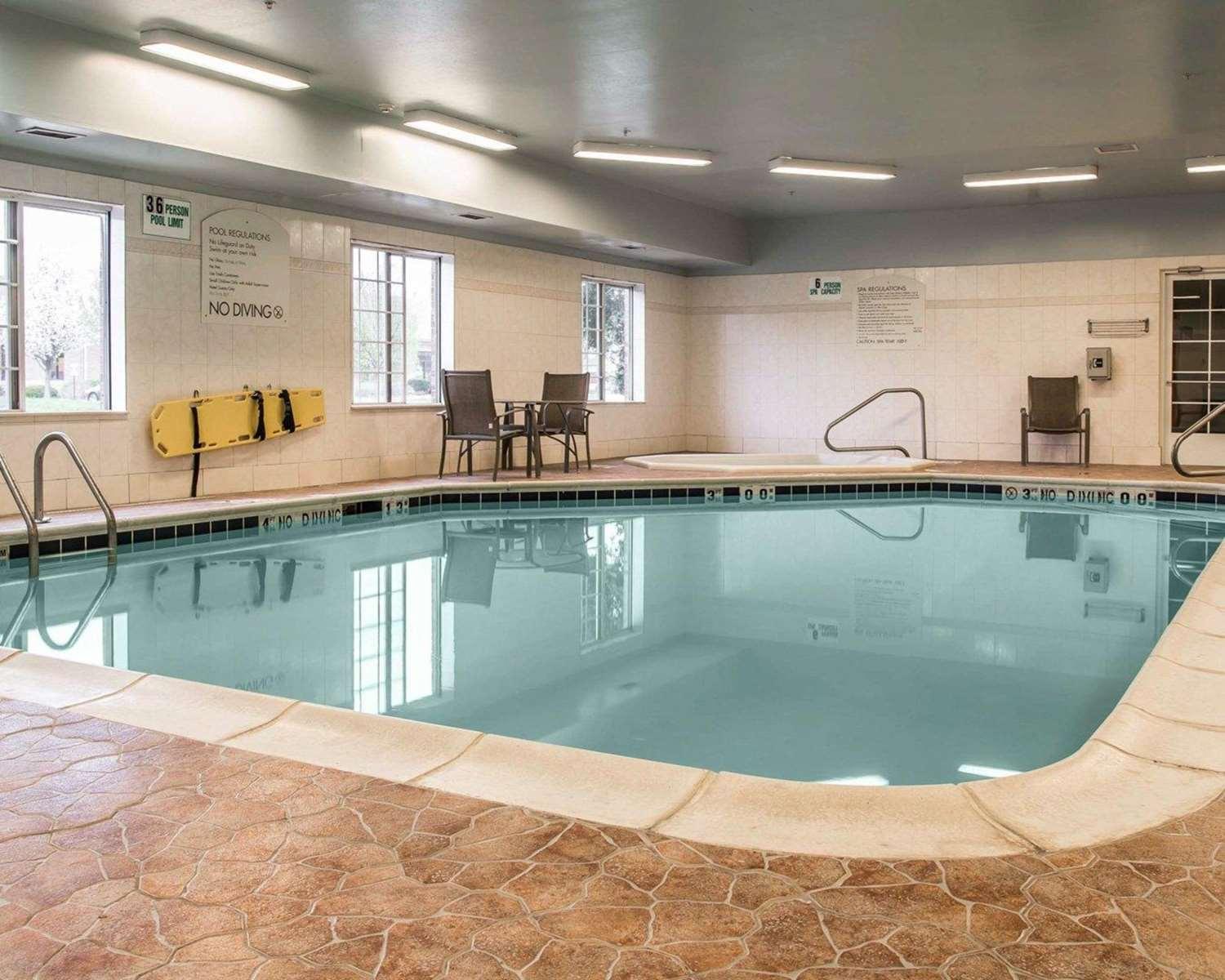 Vista da piscina Comfort Inn & Suites