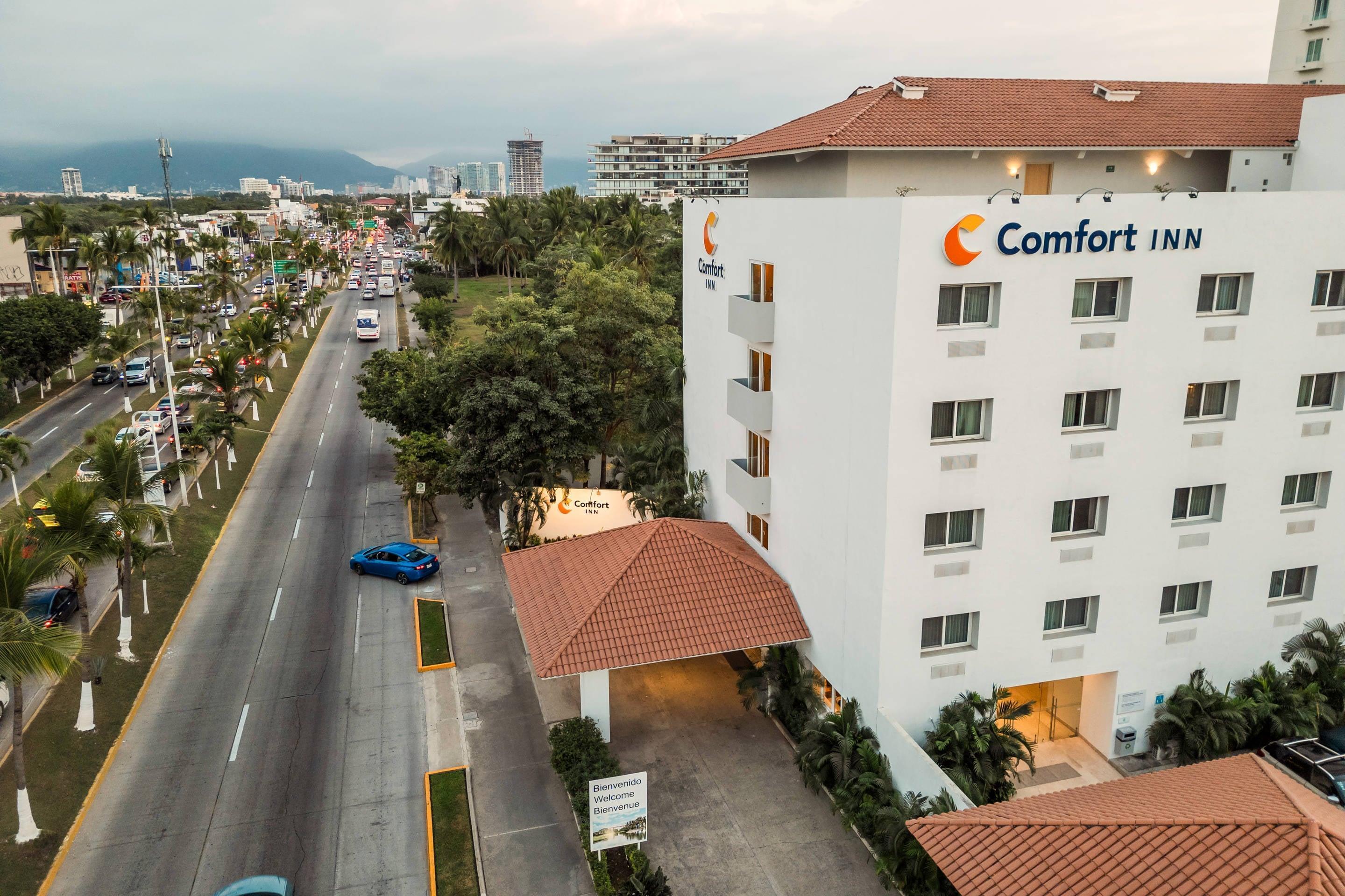 Vista Exterior Comfort Inn Puerto Vallarta Golfside & Marina