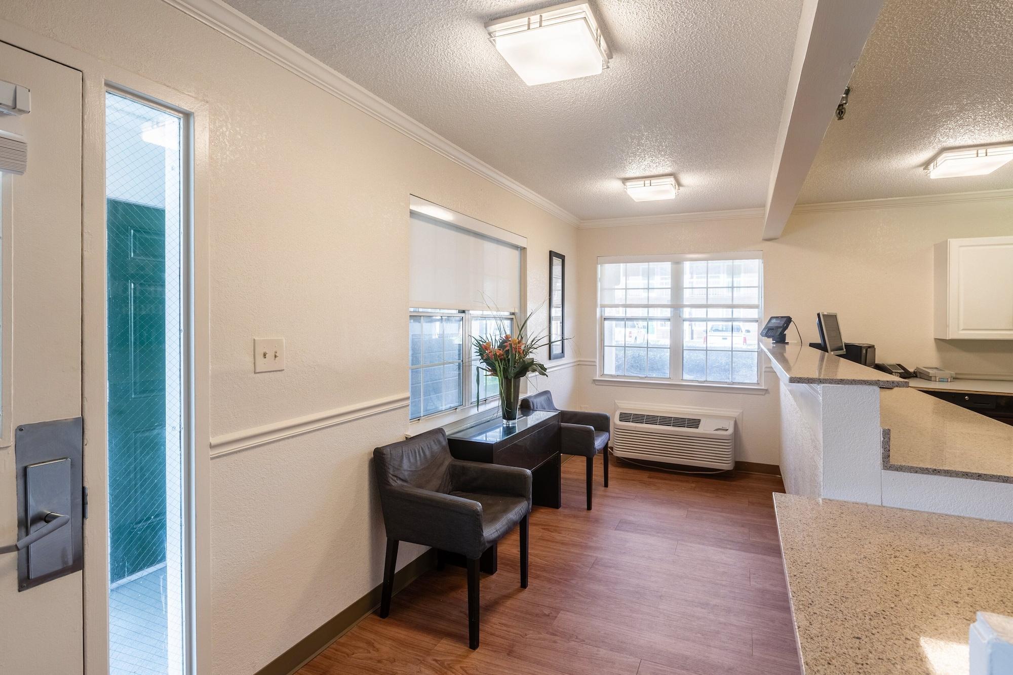 Vista Lobby HomeTowne Studios by Red Roof Atlanta NE - Downtown Norcross