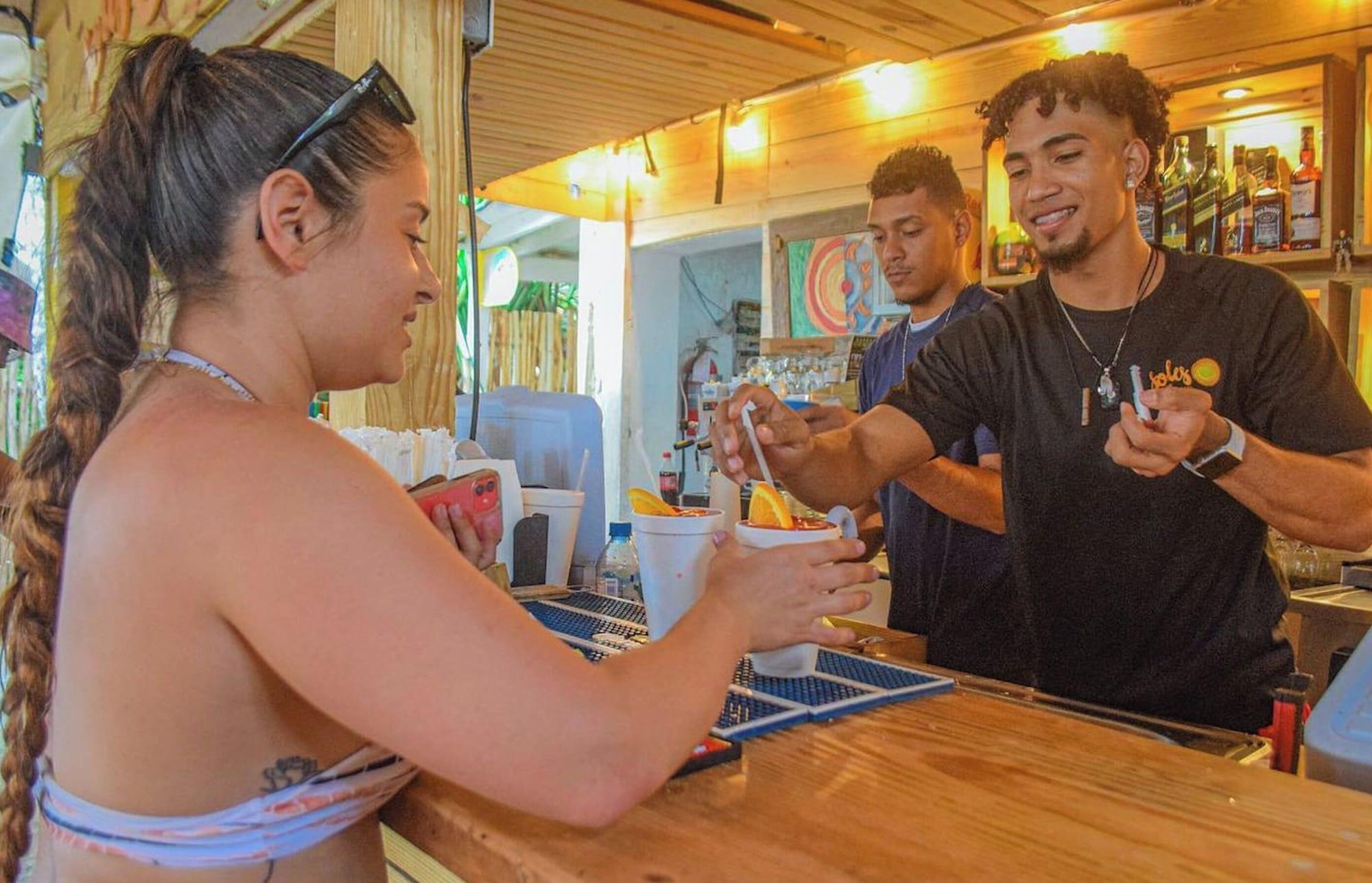 Bar/Salón VACATION STUDIOS with ROOFTOP POOL