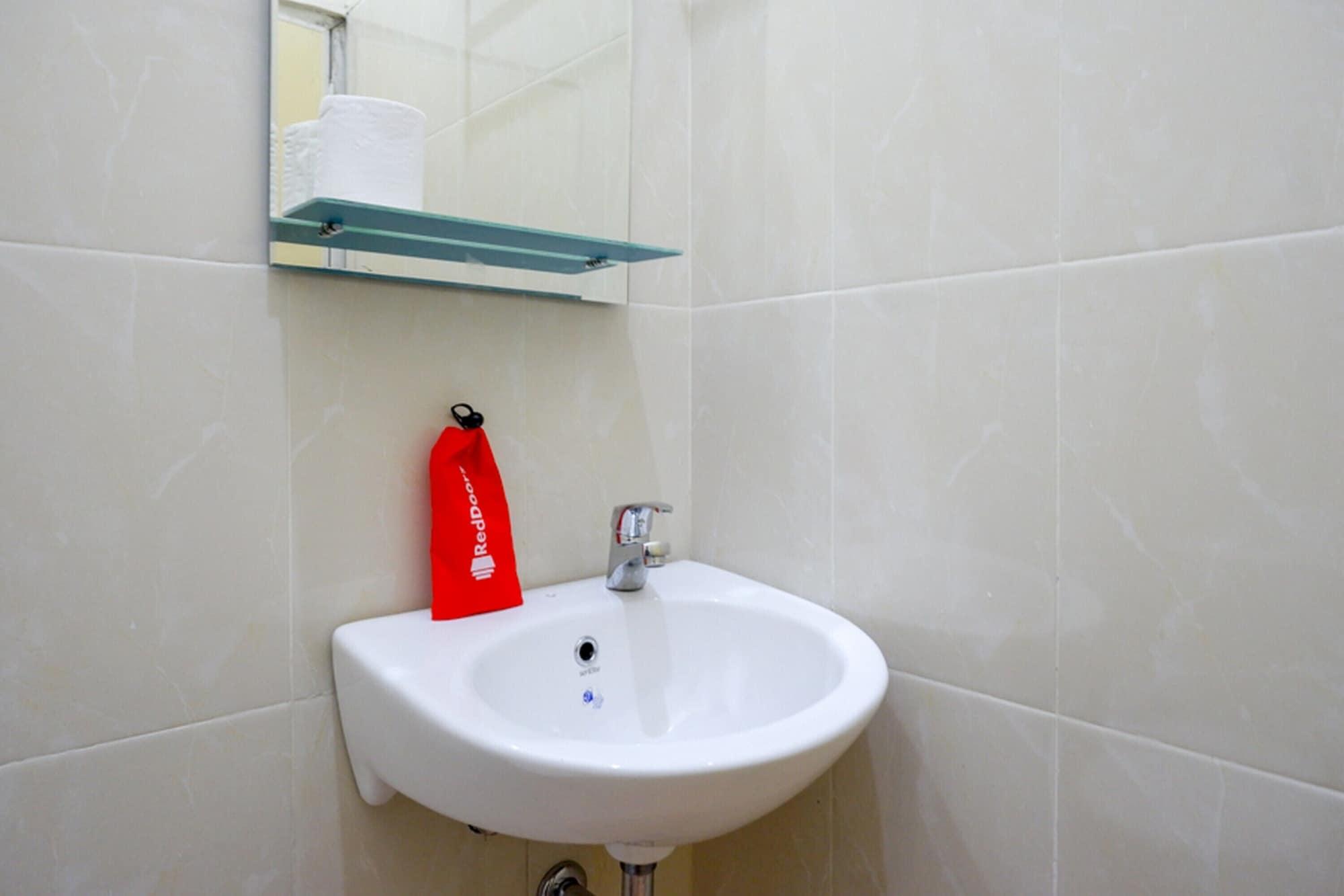 Equipamiento de Habitación RedDoorz near Stadion 45 Karanganyar