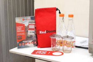 Alojamiento - RedDoorz @ Supratman Street