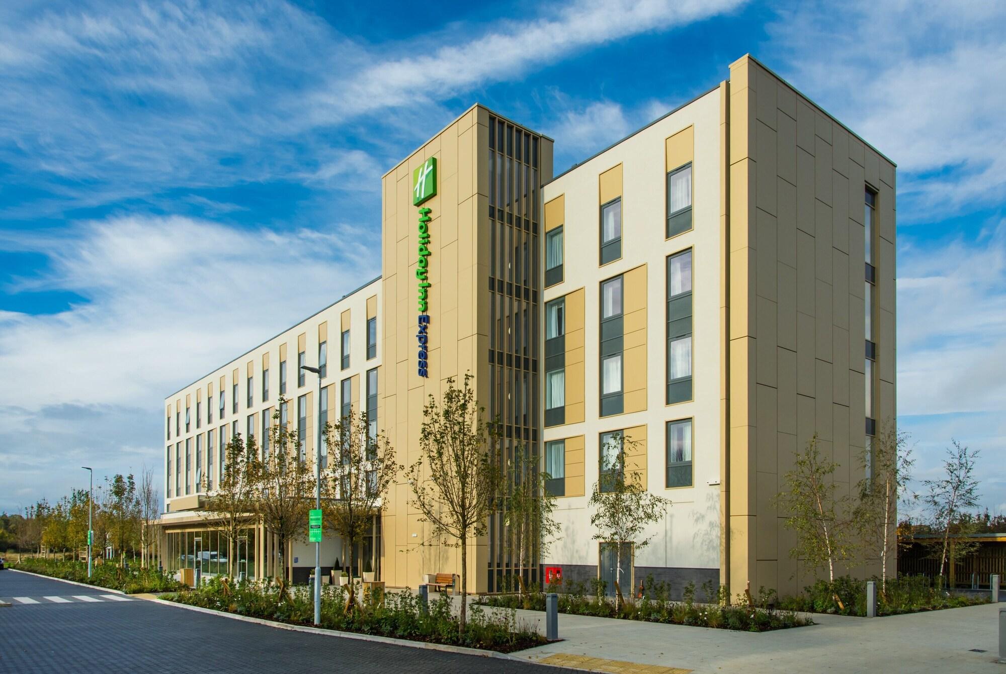 Vista Exterior Holiday Inn Express Bicester by IHG