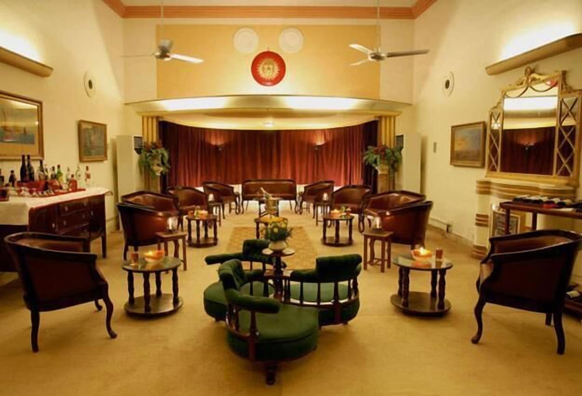 Bar/Salón Karni Bhawan Palace
