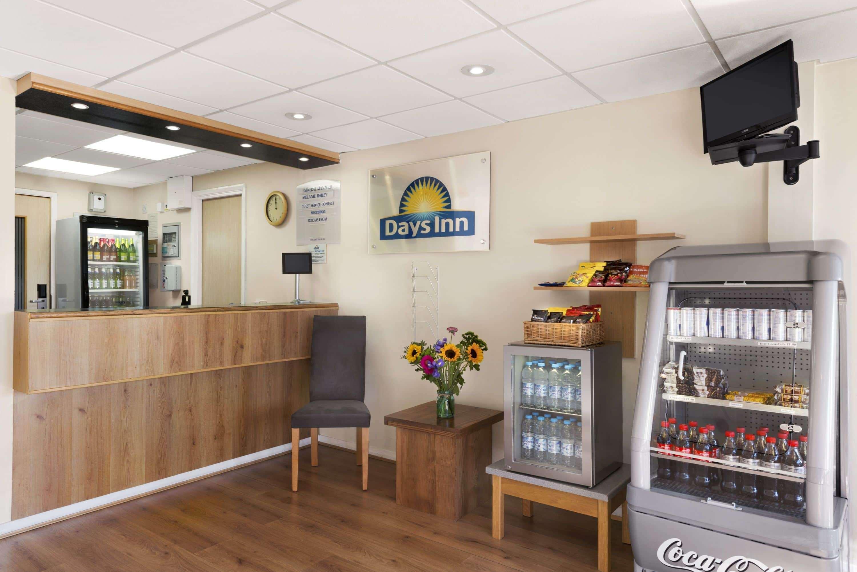 Vista Lobby Days Inn by Wyndham Warwick South M40