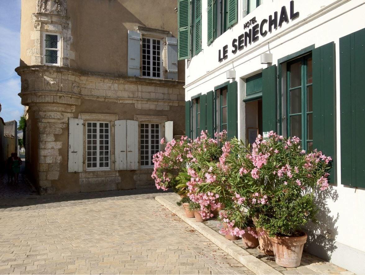 Varios Hôtel Le Sénéchal
