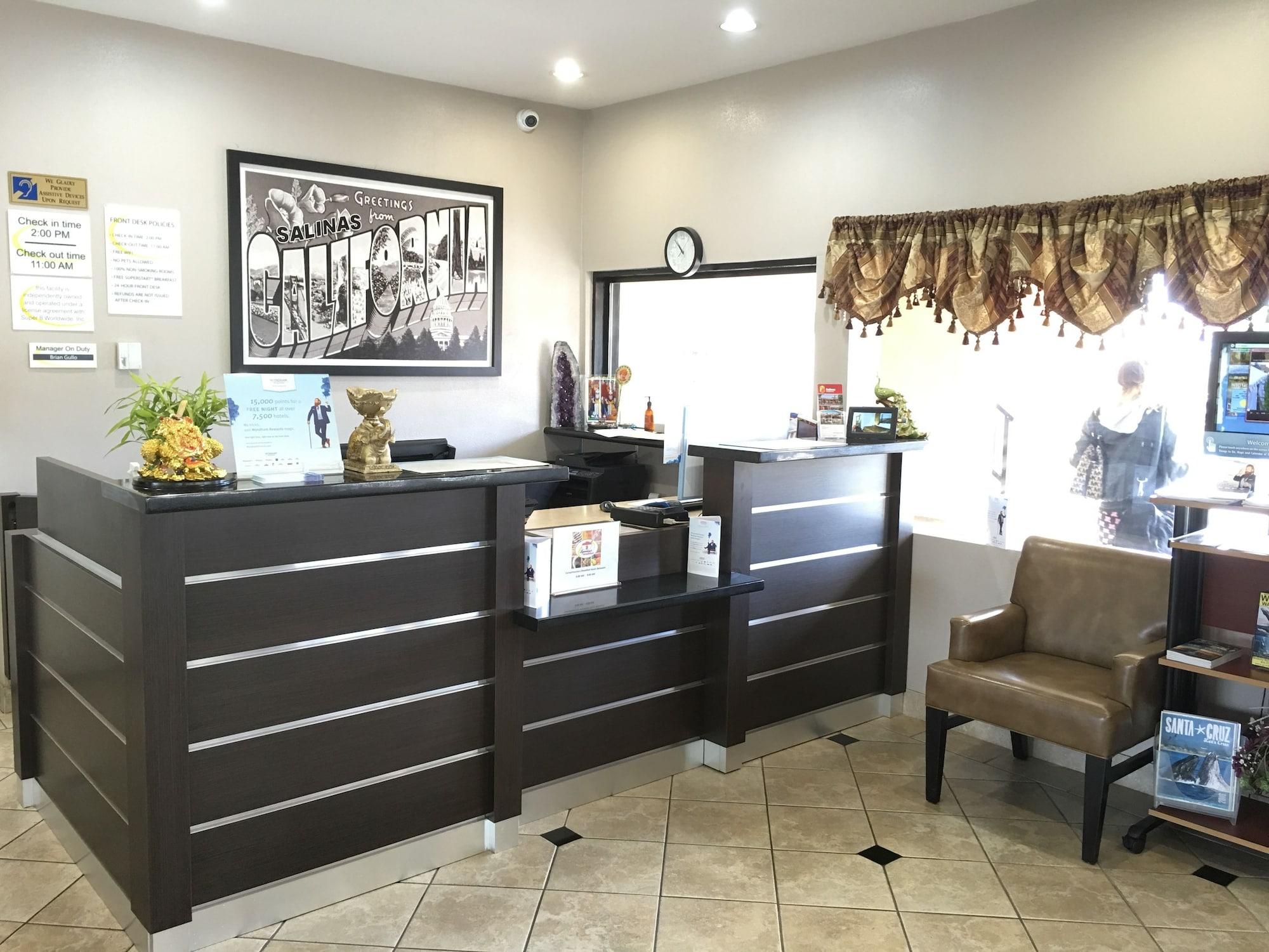 Vista Lobby Super 8 by Wyndham Salinas