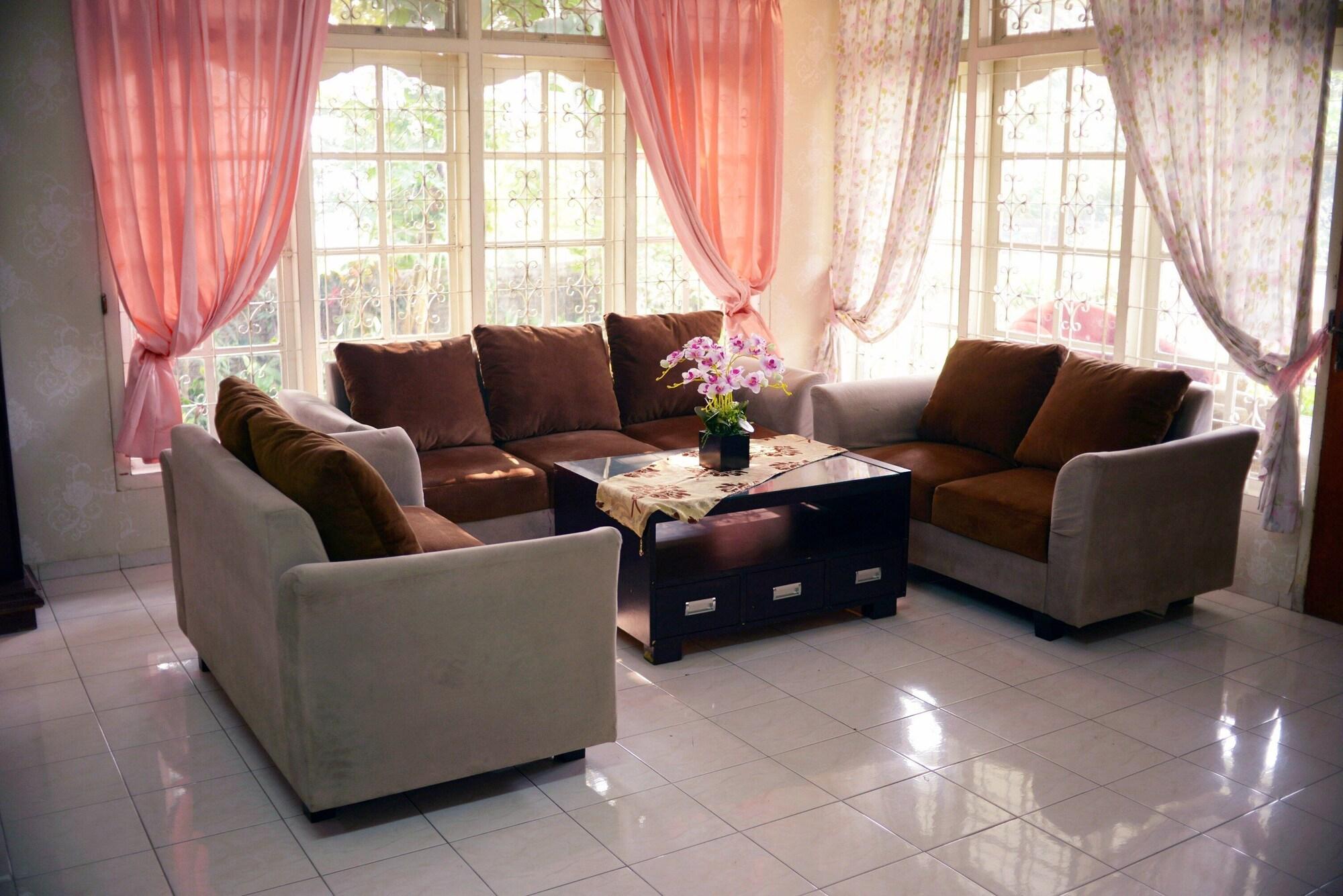 Vista Lobby Residences by RedDoorz near Taman Safari