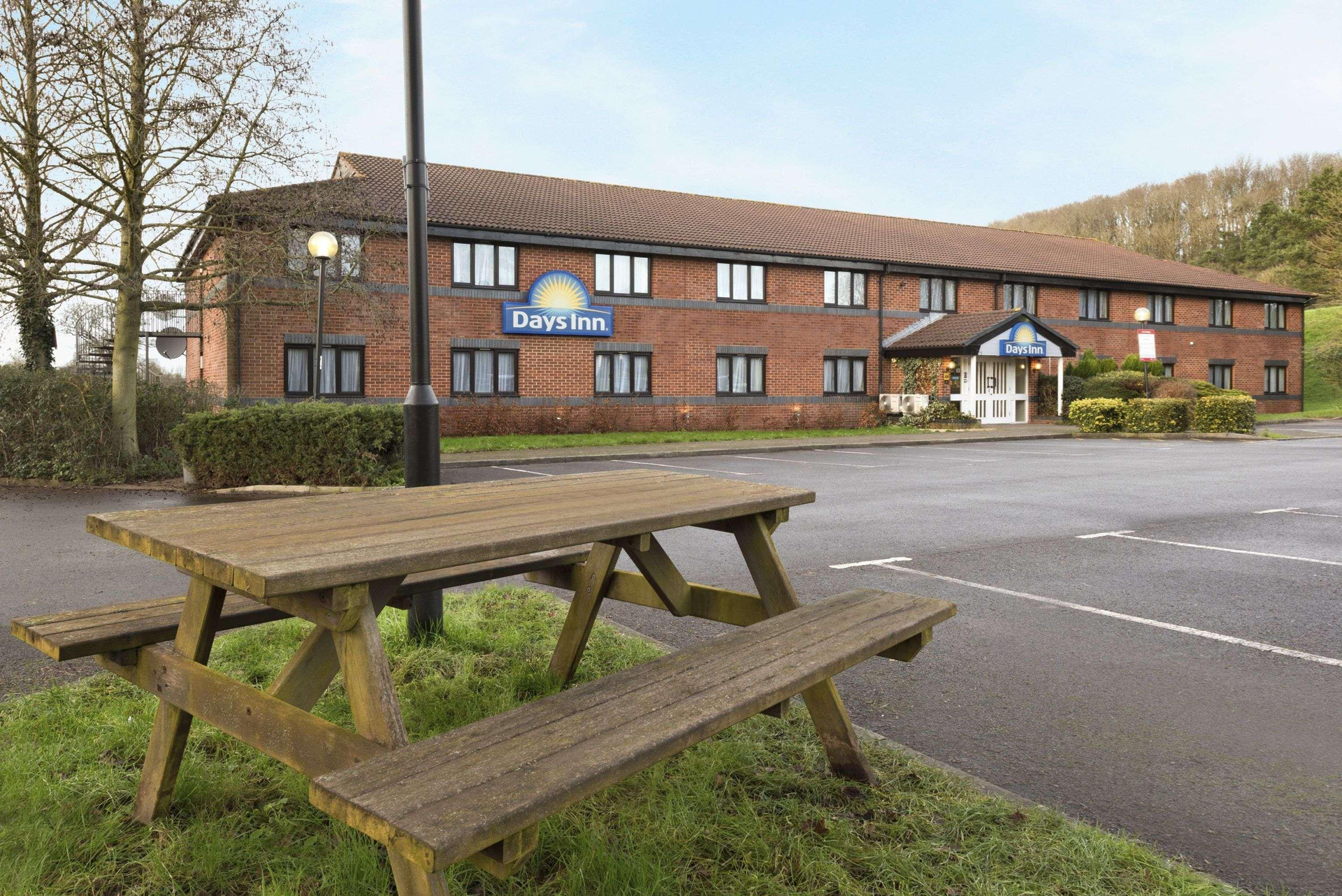Vista Exterior Days Inn By Wyndham Michaelwood M5