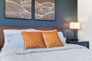 Alquiler Vacacional - Western Peak Pad - Cozy 2-BR w/ Views, King Bed & Pet-Friendly Yard